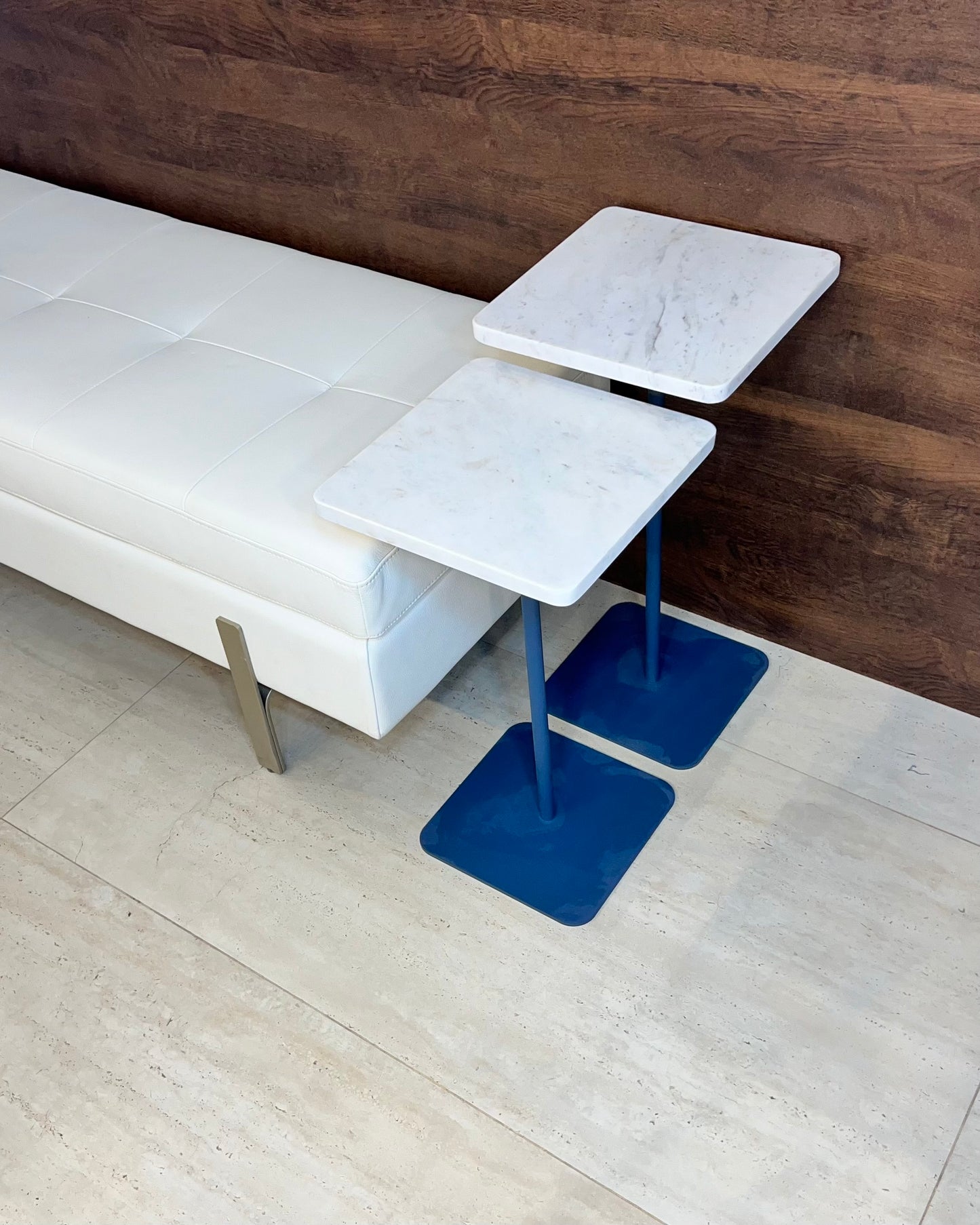 Mesas de Apoio - Dupla - Mármore Calacatta / Base cor Azul / 55 e 60 Cm de Altura