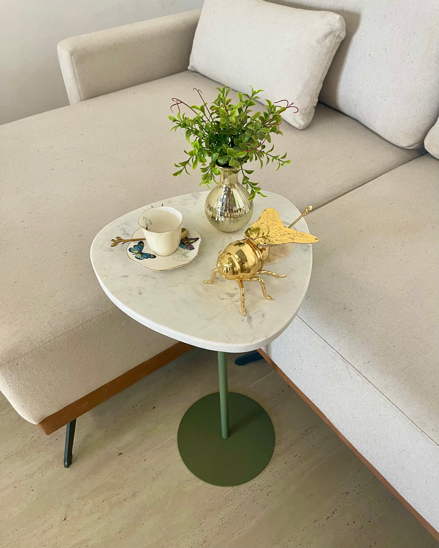 Mesa de Apoio - Linha Essencialle - Mármore Calacatta - Base cor Verde