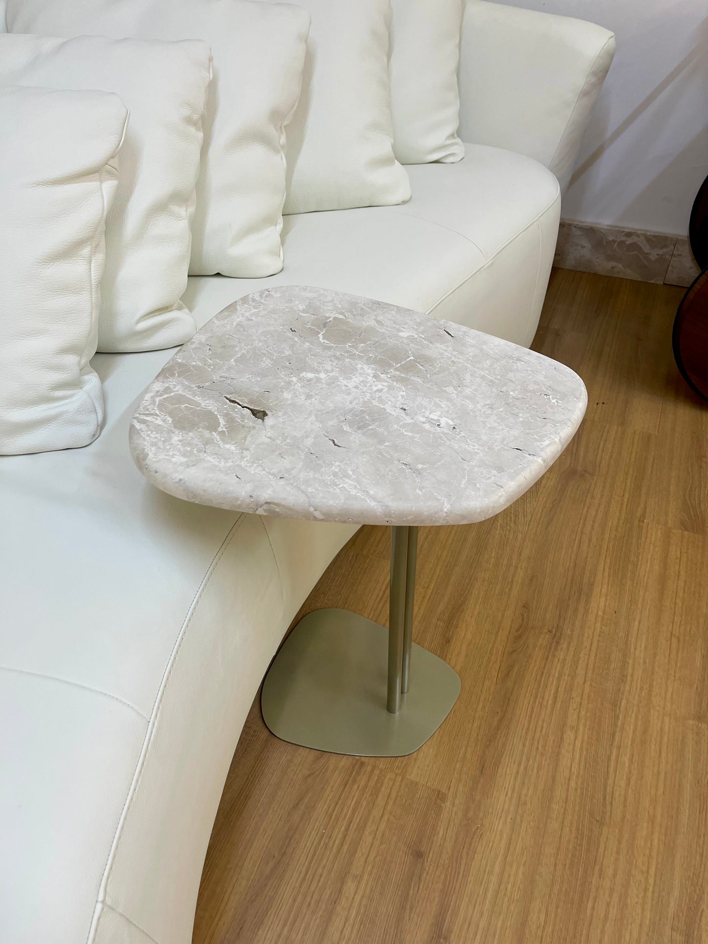 Linha Concha - Mármore Travertino White Cream - Textura Levigado (Sem Brilho) - Base cor Champanhe