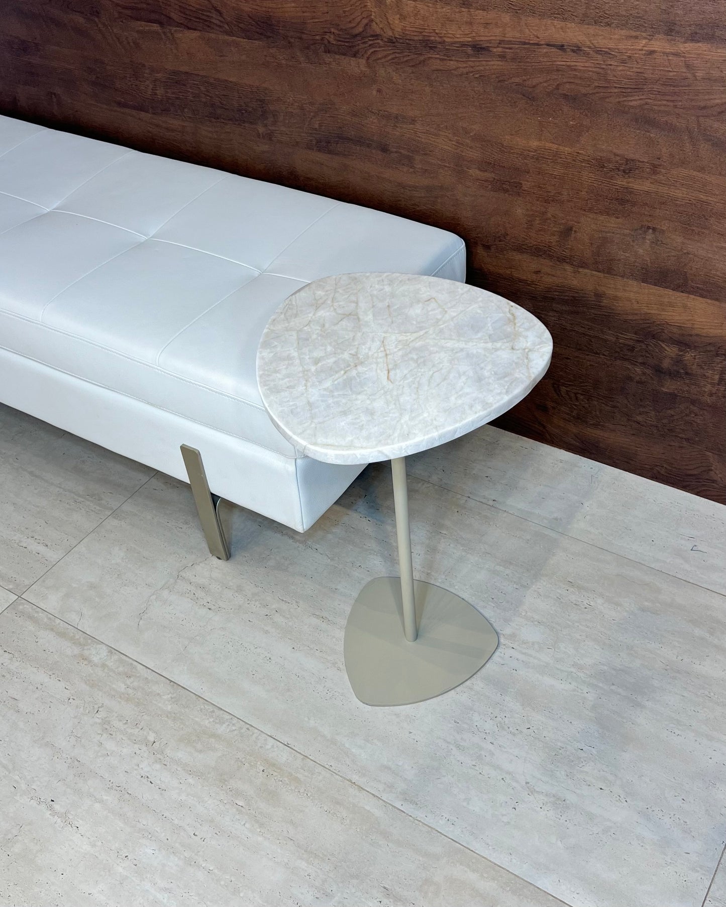 Mesa de Apoio - Sangiovese Edição Especial - Quartzito Perla Santana / Base em Aço carbono cor Bege