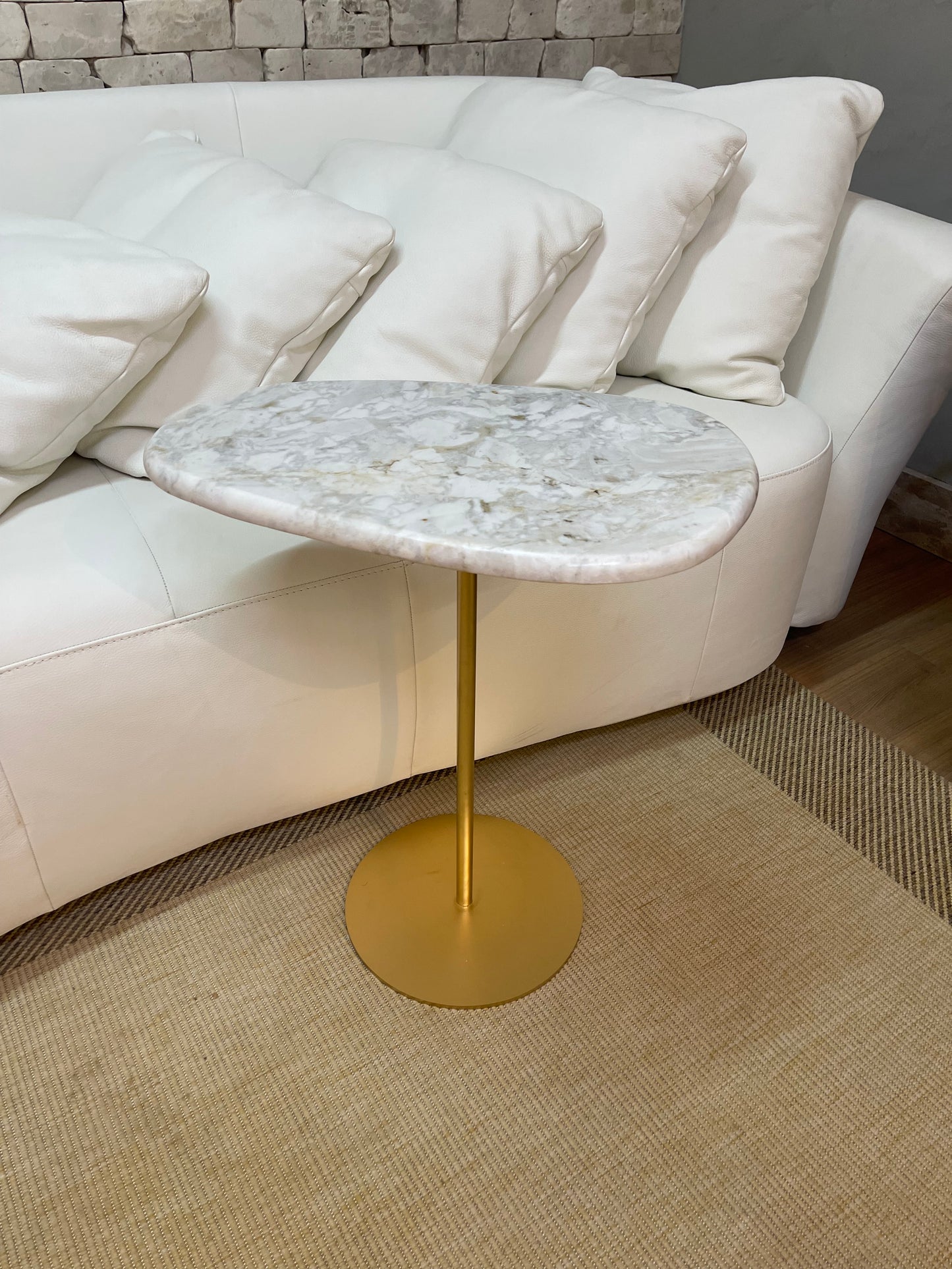Mesa Apoio - Mármore Calacatta - Borda meio Boleada - Base cor Ouro