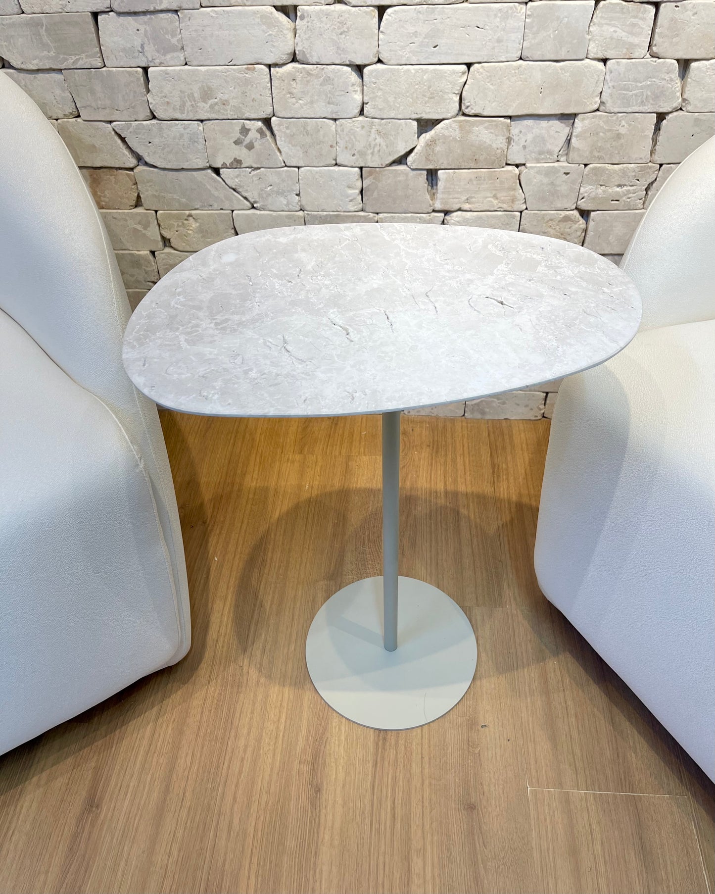 Mesa de Apoio - Linha Tulipa - Mármore Travertino White Cream - Base Cor Bege