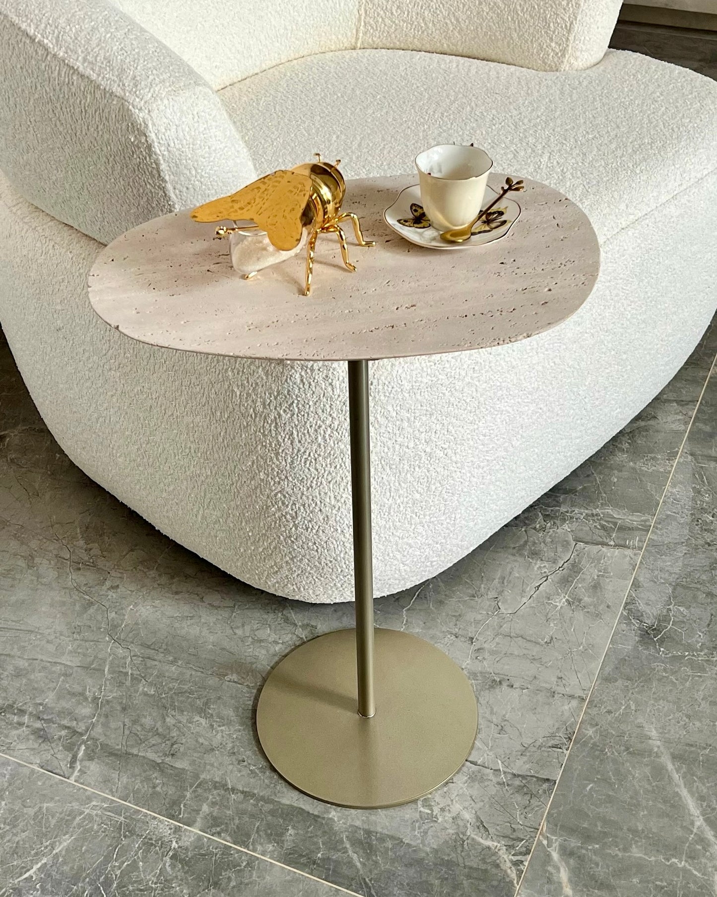 Mesa - Lateral Tulipa - Travertino Romano - Base Cor Champanhe