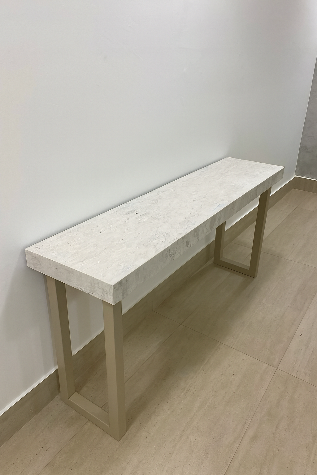 Aparador - Mármore Travertino White Cream- Base cor Bege - Aço Inoxidável