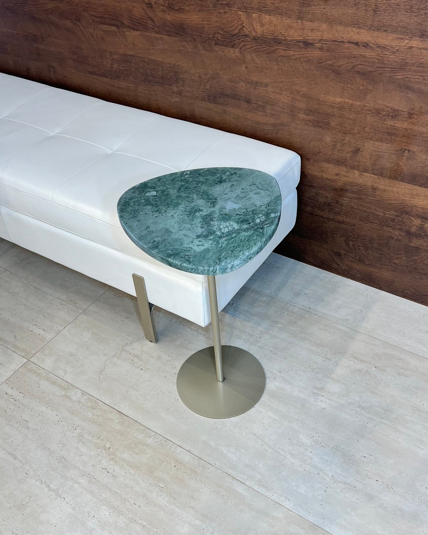 Mesa Lateral - Mármore Verde Guatemala / Base Cor Champanhe/ 60 Cm de Altura / Peça Única