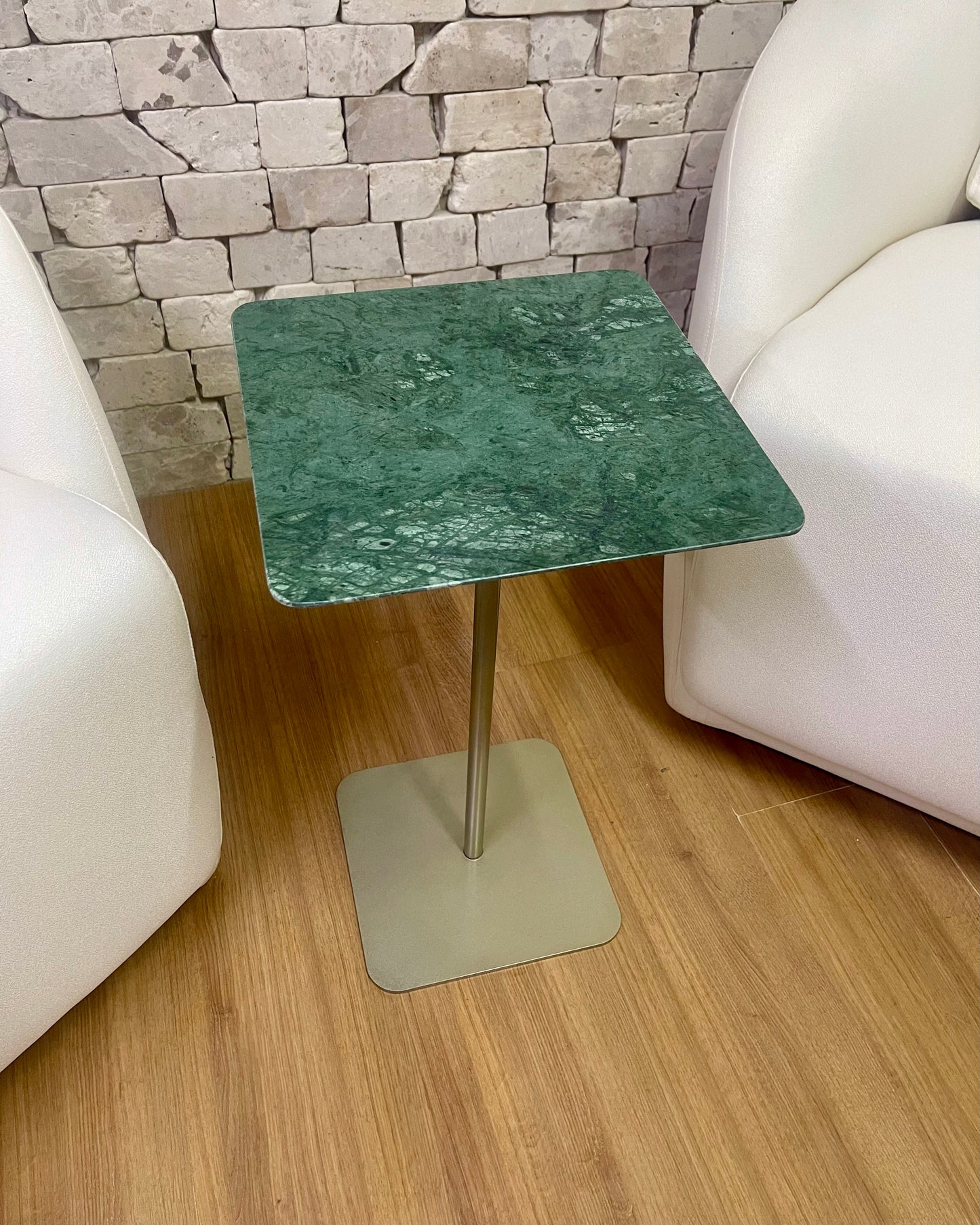 Mesa de Apoio - Quadratto - Mármore Verde Guatemala / Base cor Champanhe