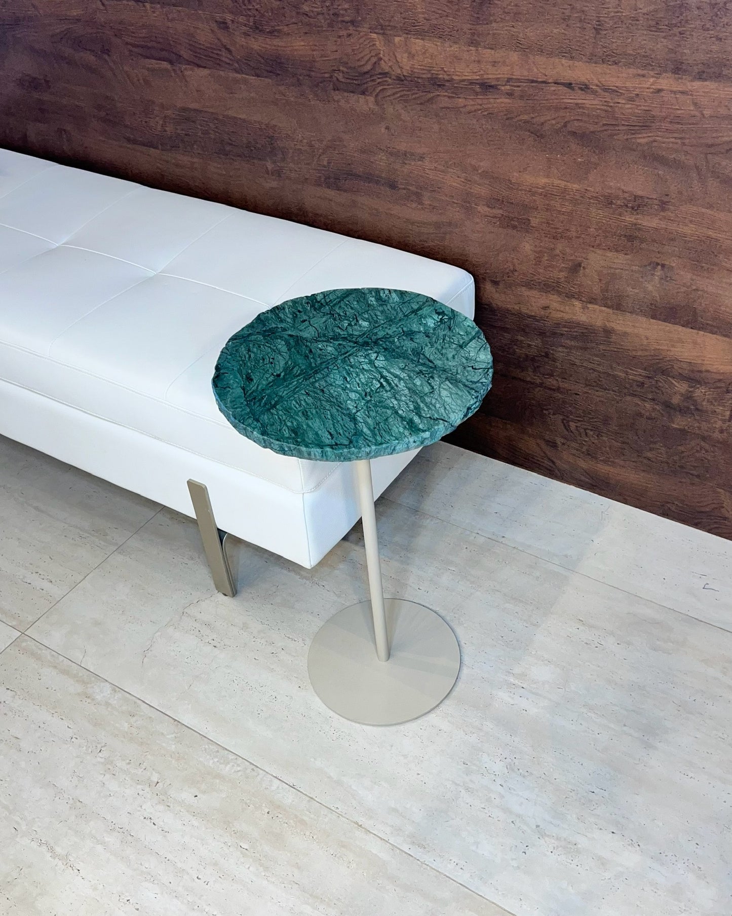 Mesa de Apoio - Linha Zera - Mármore Verde Guatemala Orgânico- Base Cor Bege