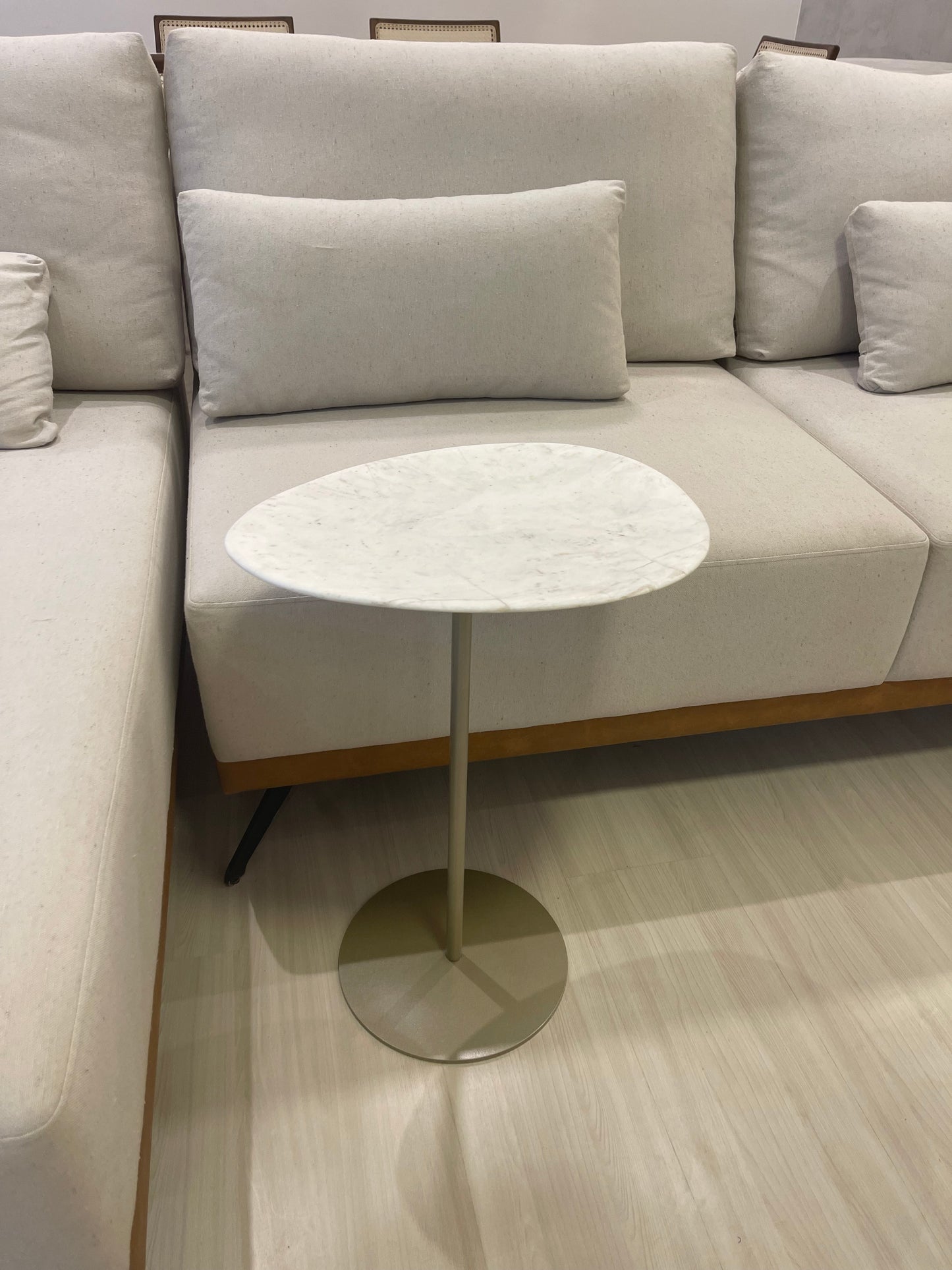 Mesa de Apoio Tulipa Mármore Calacatta Escavada