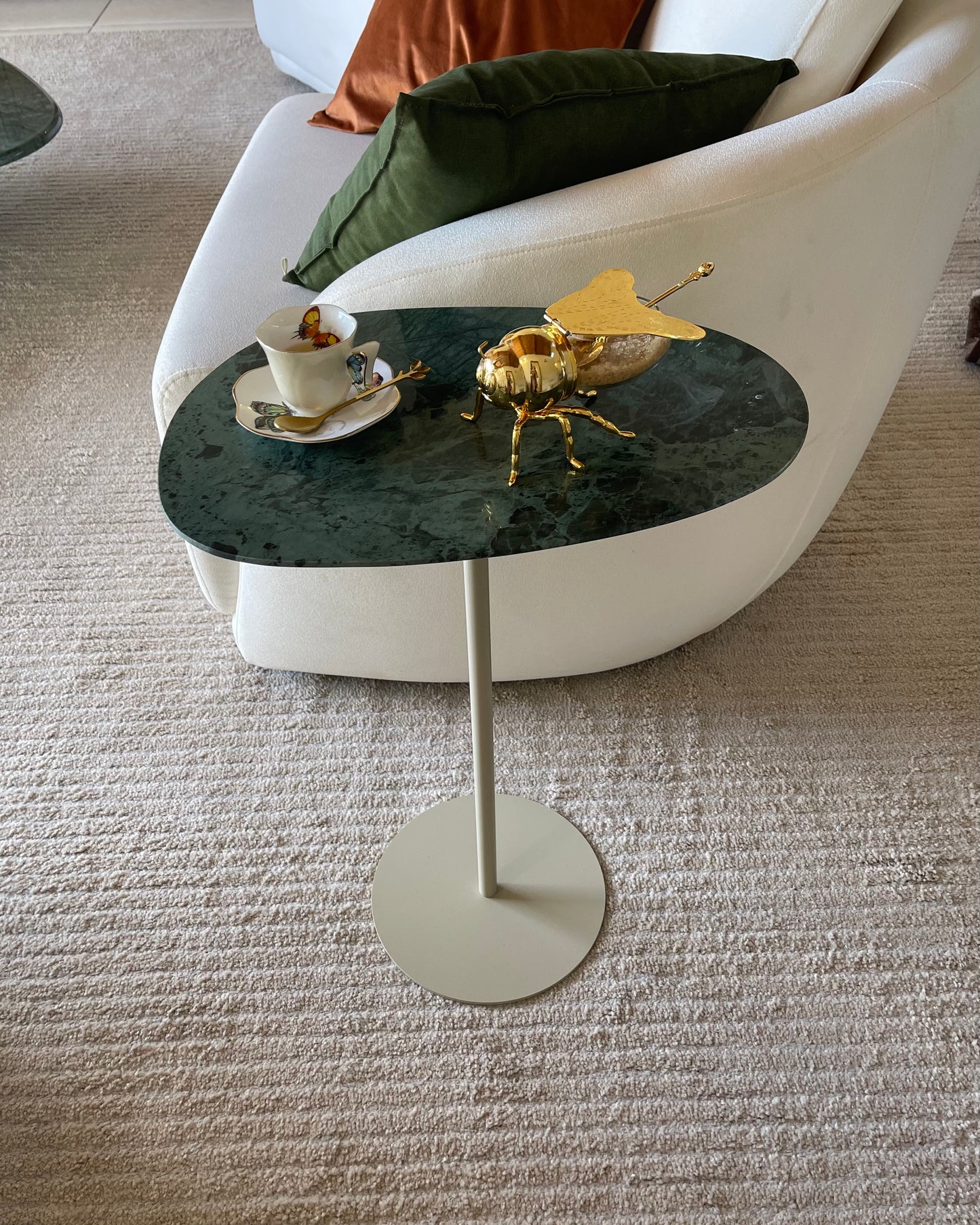 Mesa - Lateral Tulipa Mármore Verde Guatemala Sarinen - Base cor Bege