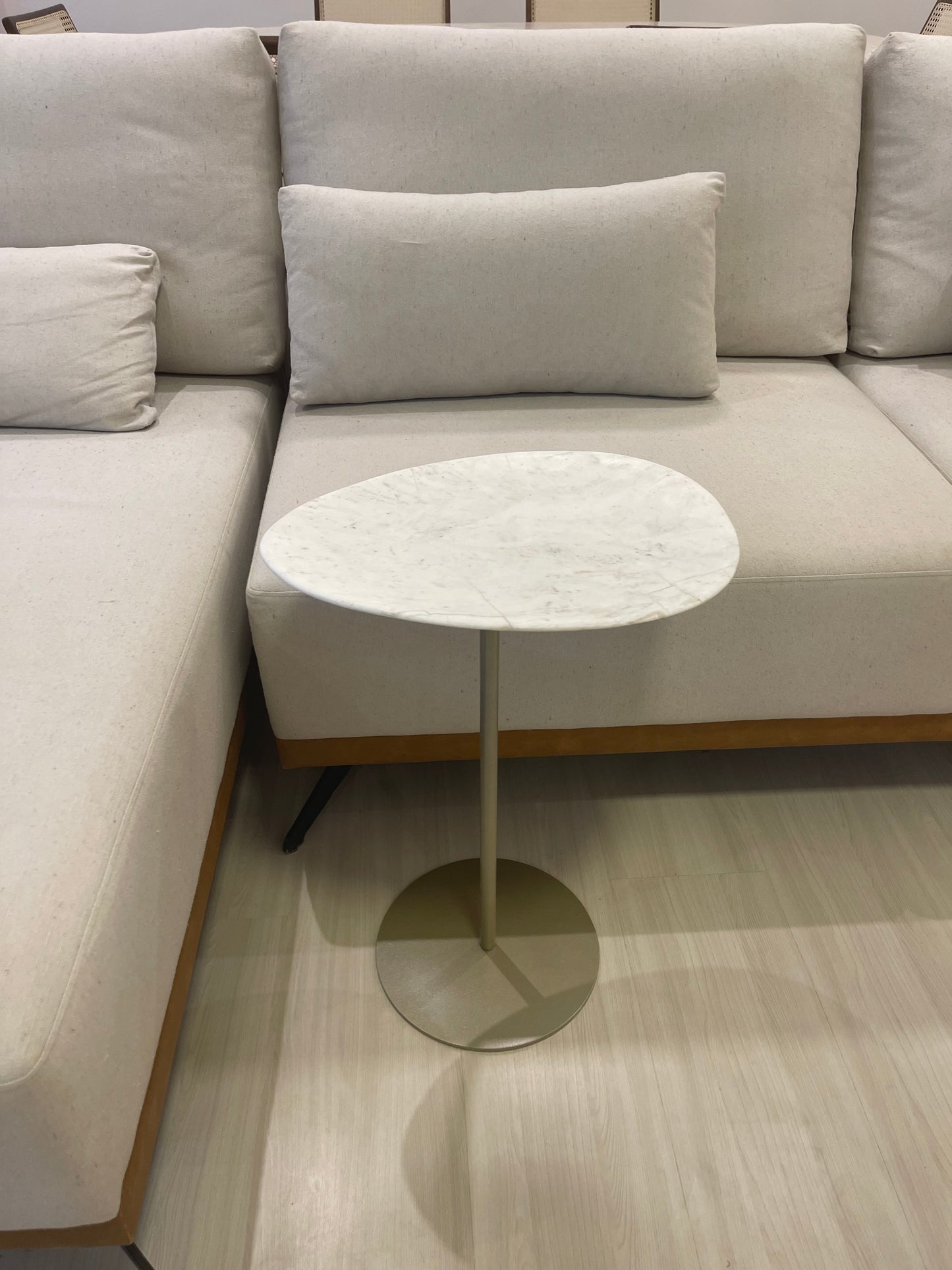 Mesa de Apoio Tulipa Mármore Calacatta Escavada
