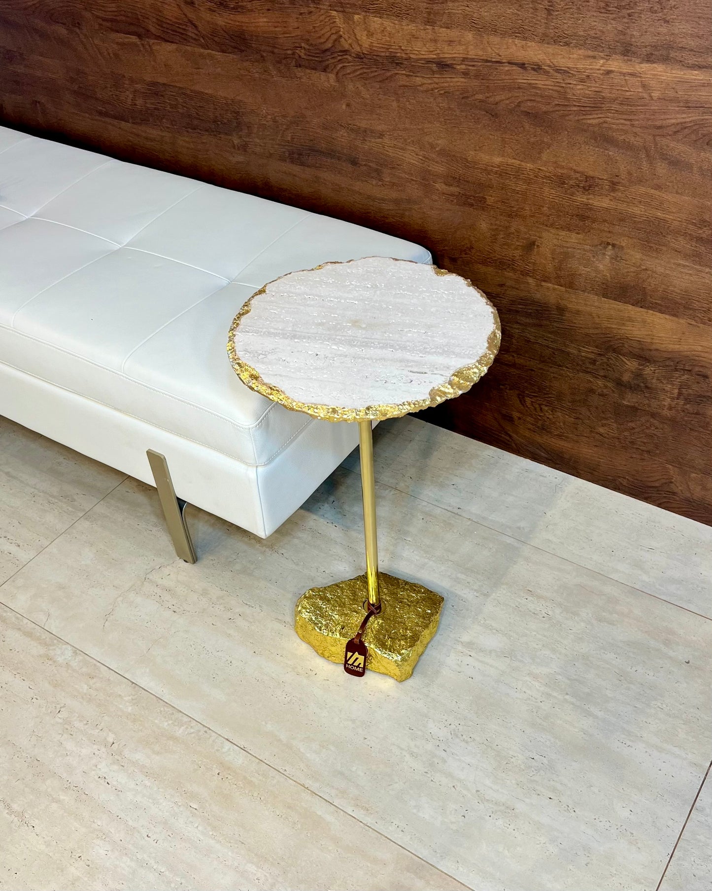 Mesa Lateral - Lá Roca D’oro Revestida com folhas de Ouro / 60 Cm de Altura / Peça Única