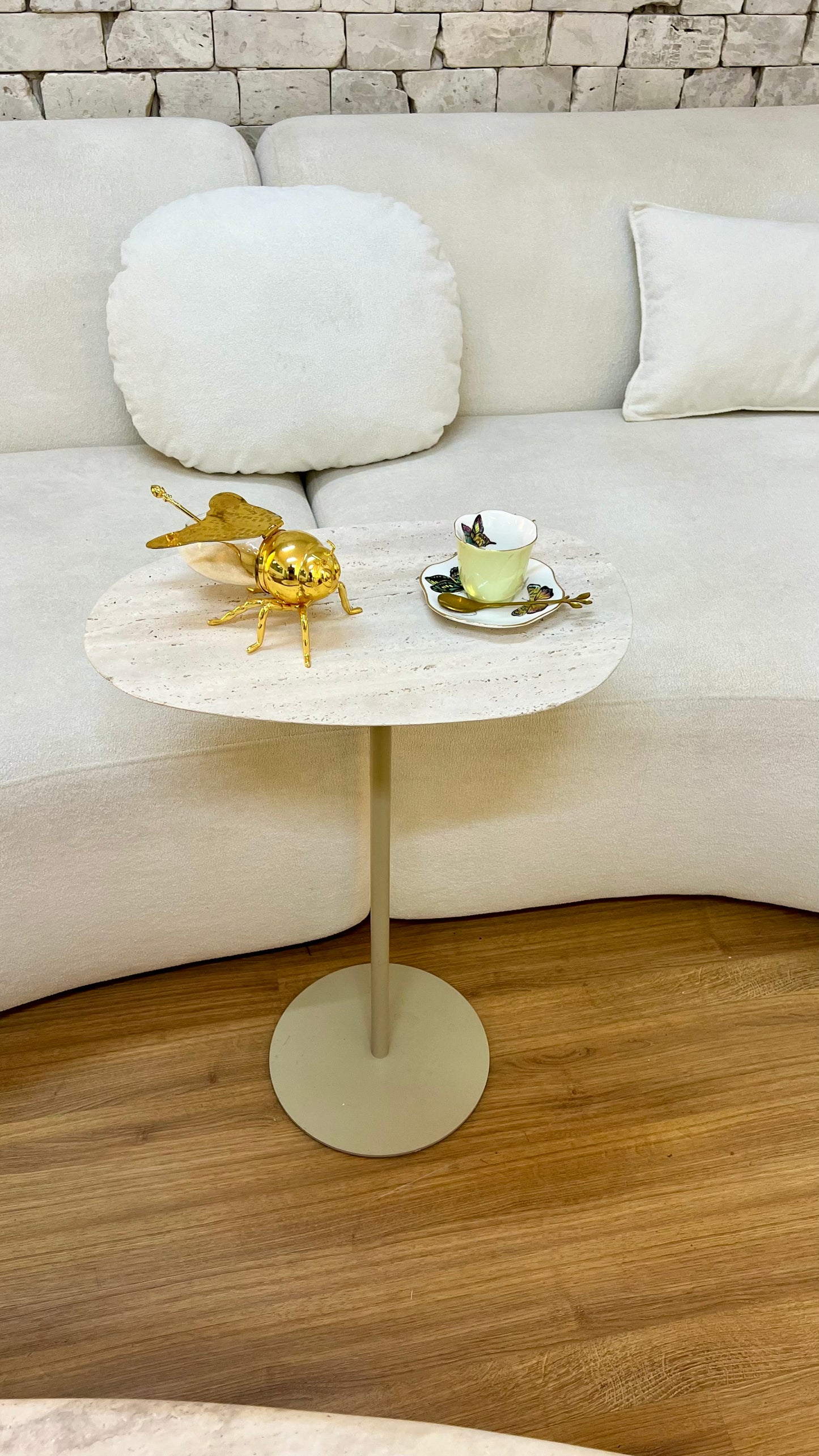 Mesa de Apoio - Linha Tulipa - Travertino Romano Sarinen - Base cor Bege