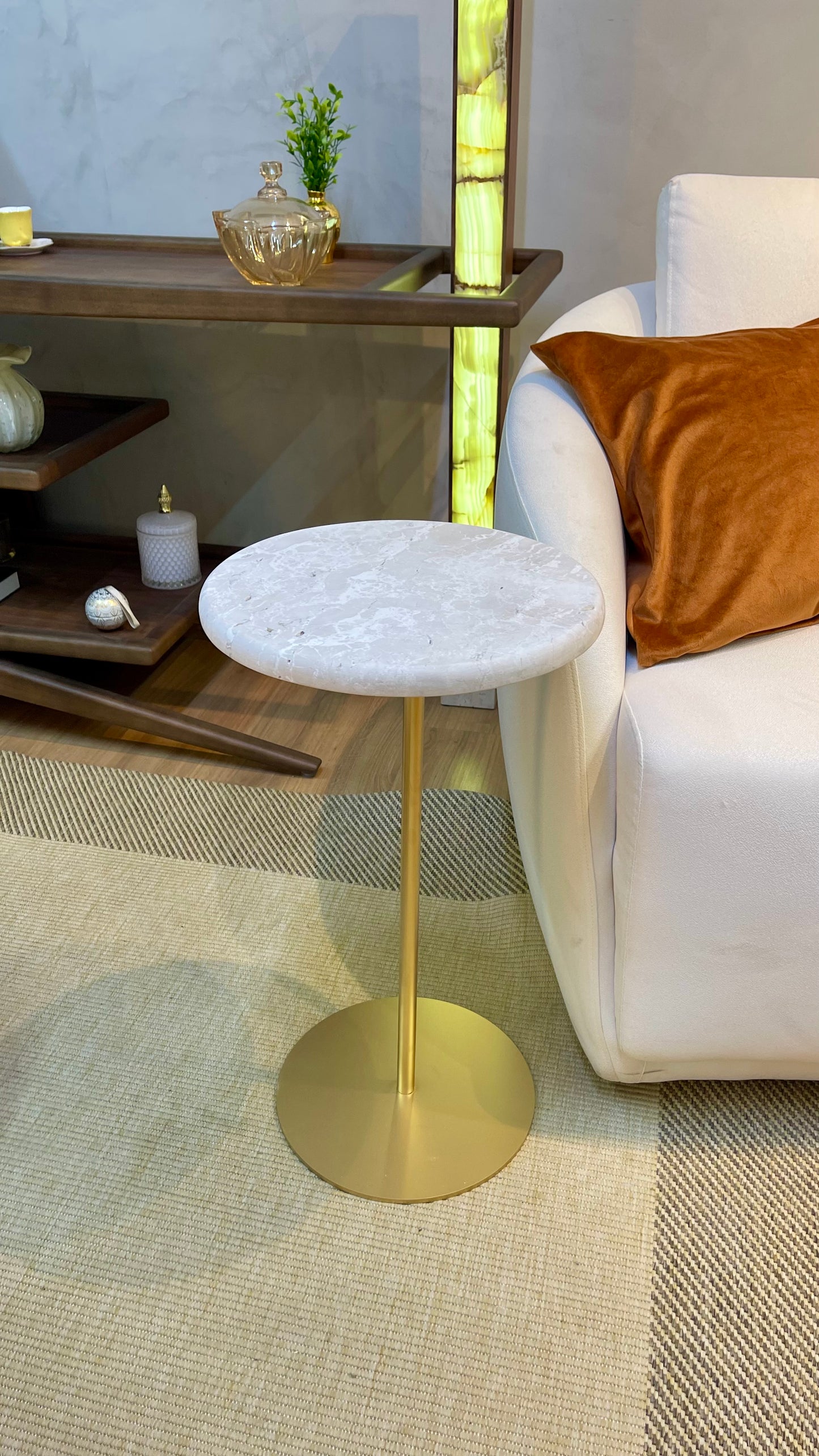 Mesa de Apoio - Zera - Mármore Travertino White Cream - Borda Meia Boleada - Base cor Ouro