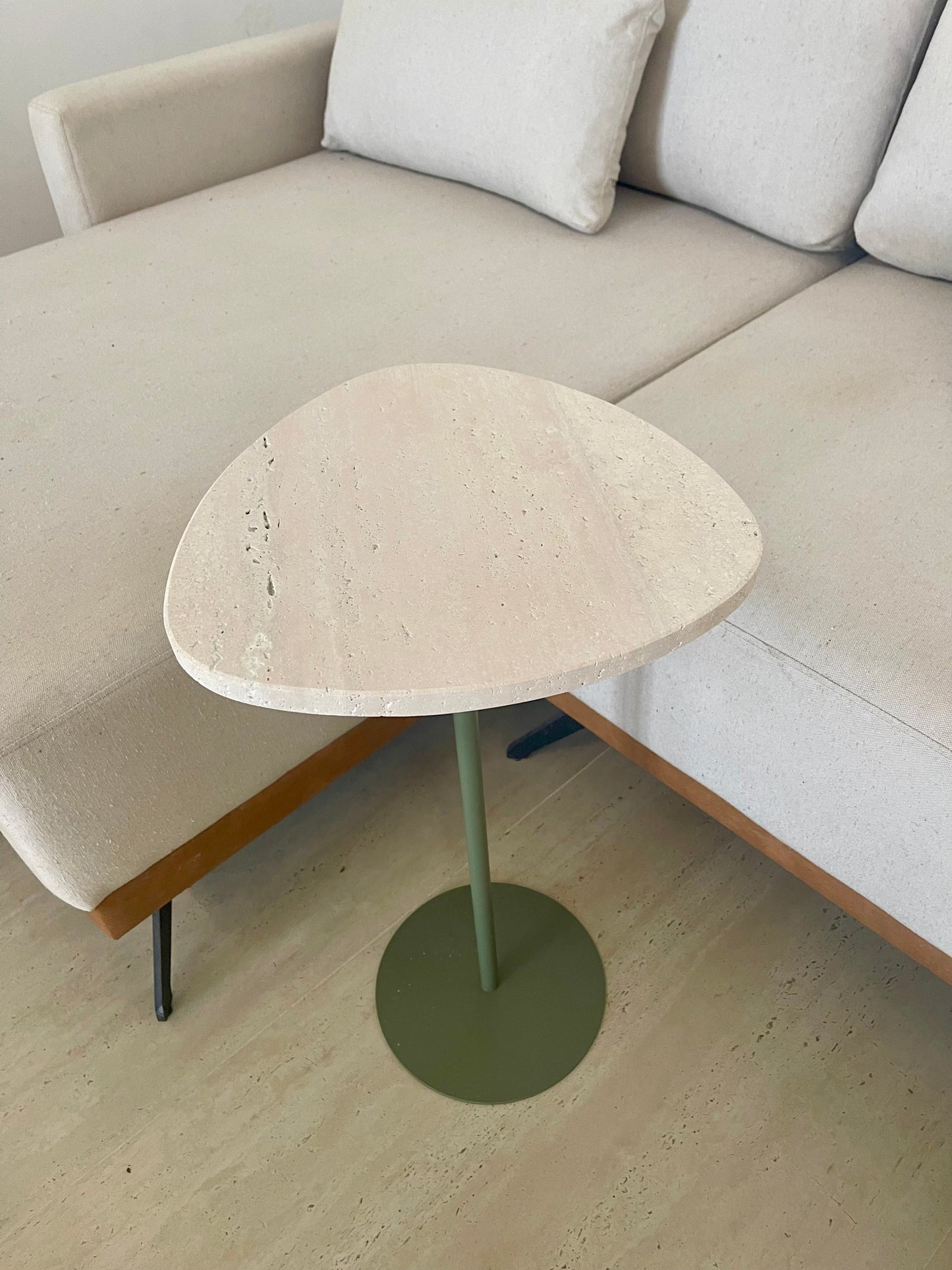 Mesa de Apoio - Linha Essencialle - Mármore Travertino Romano Legítimo - Base cor Verde Redonda