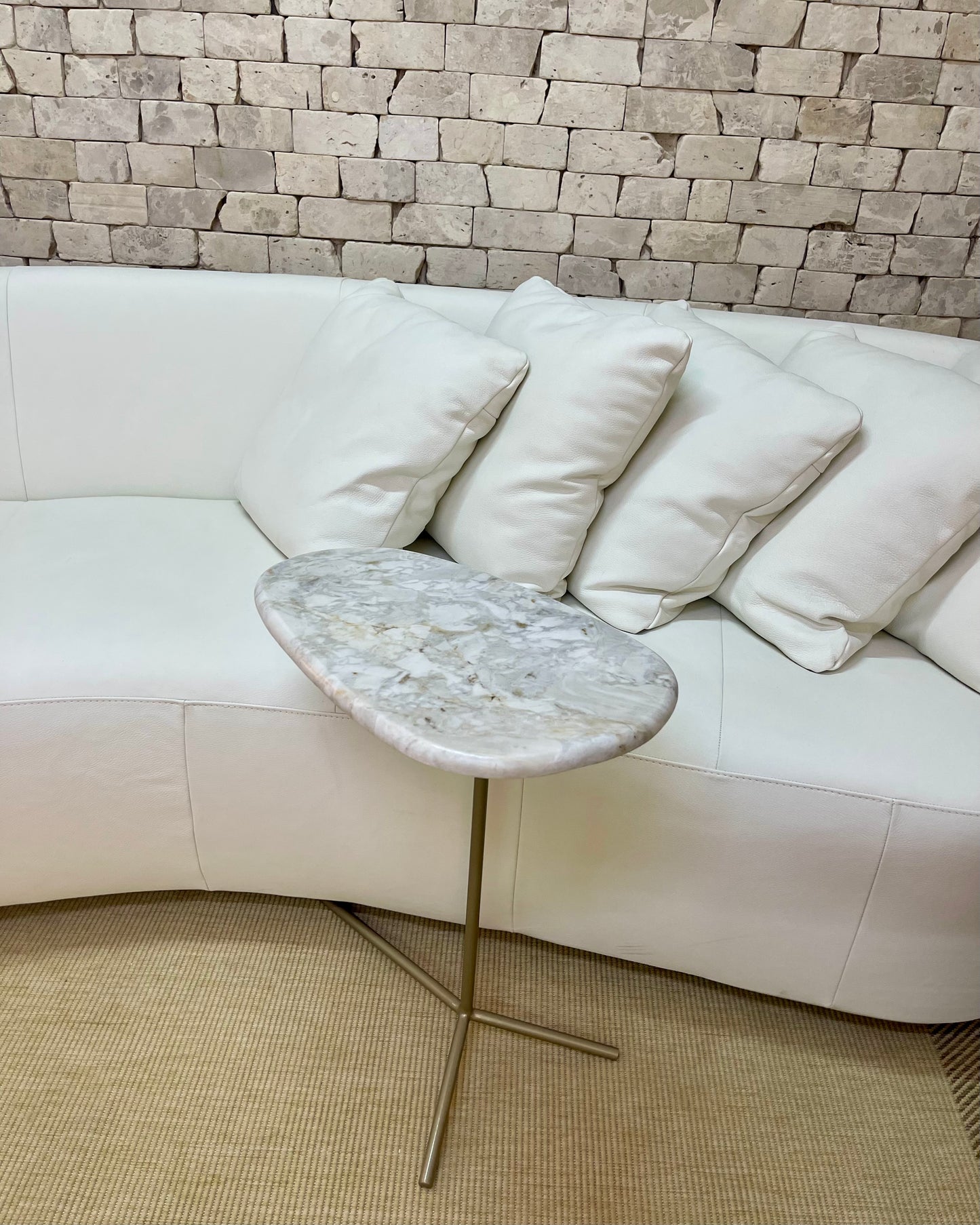 Mesa Ramos Sottile - Mármore Calacatta