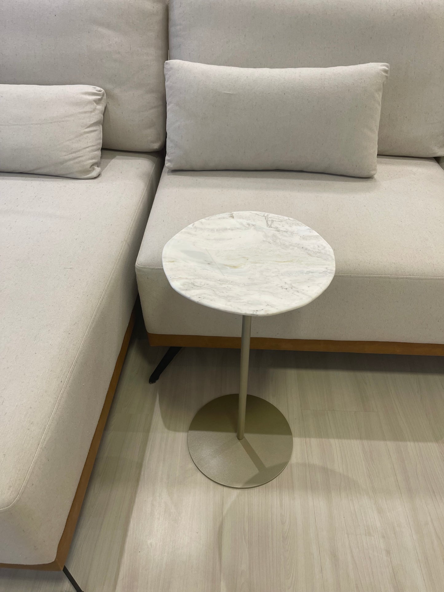 Mesa de Apoio em Mármore Calacatta Escavada