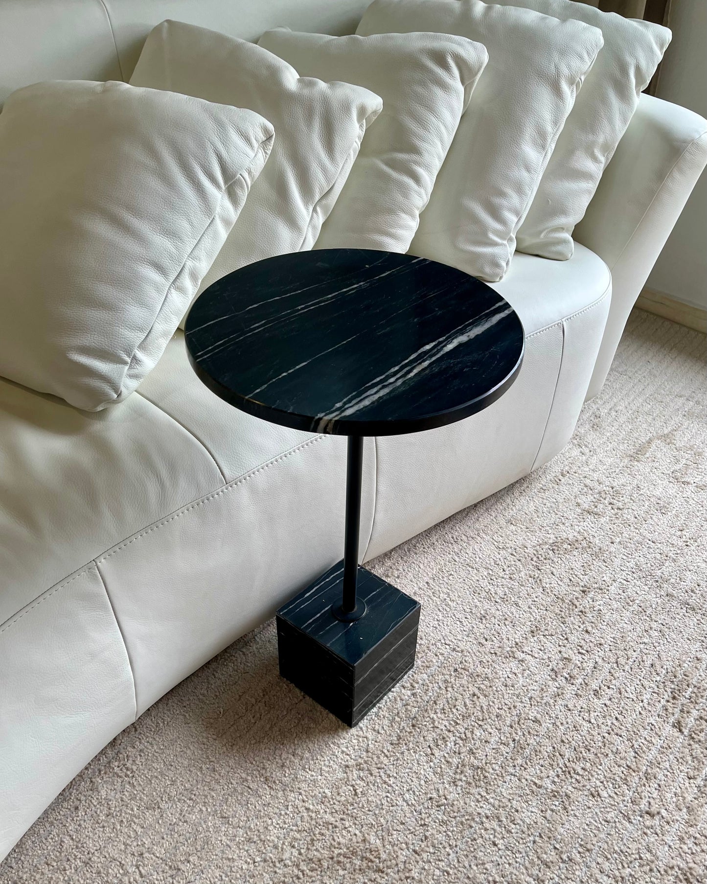 Mesa de Apoio - Linha Malbec - Mármore Nero Striatto - Textura Levigada
