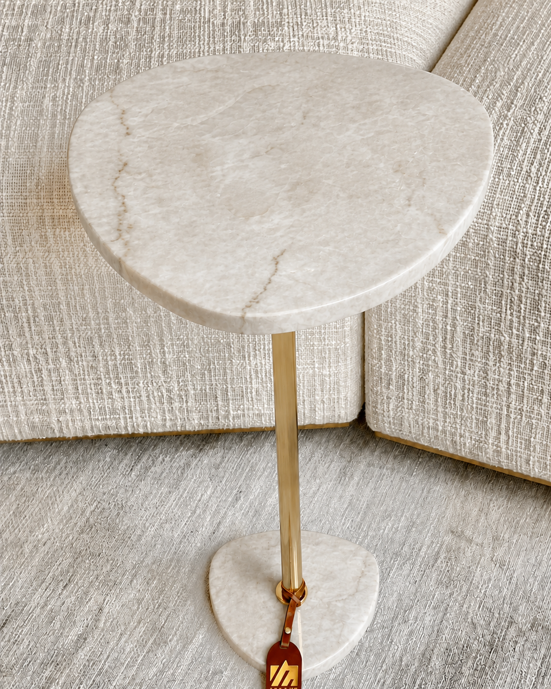 Mesa de Apoio Sangiovese - Quartzito Taj Mahal - Edição Especial - Haste cor Dourada - Textura Polida