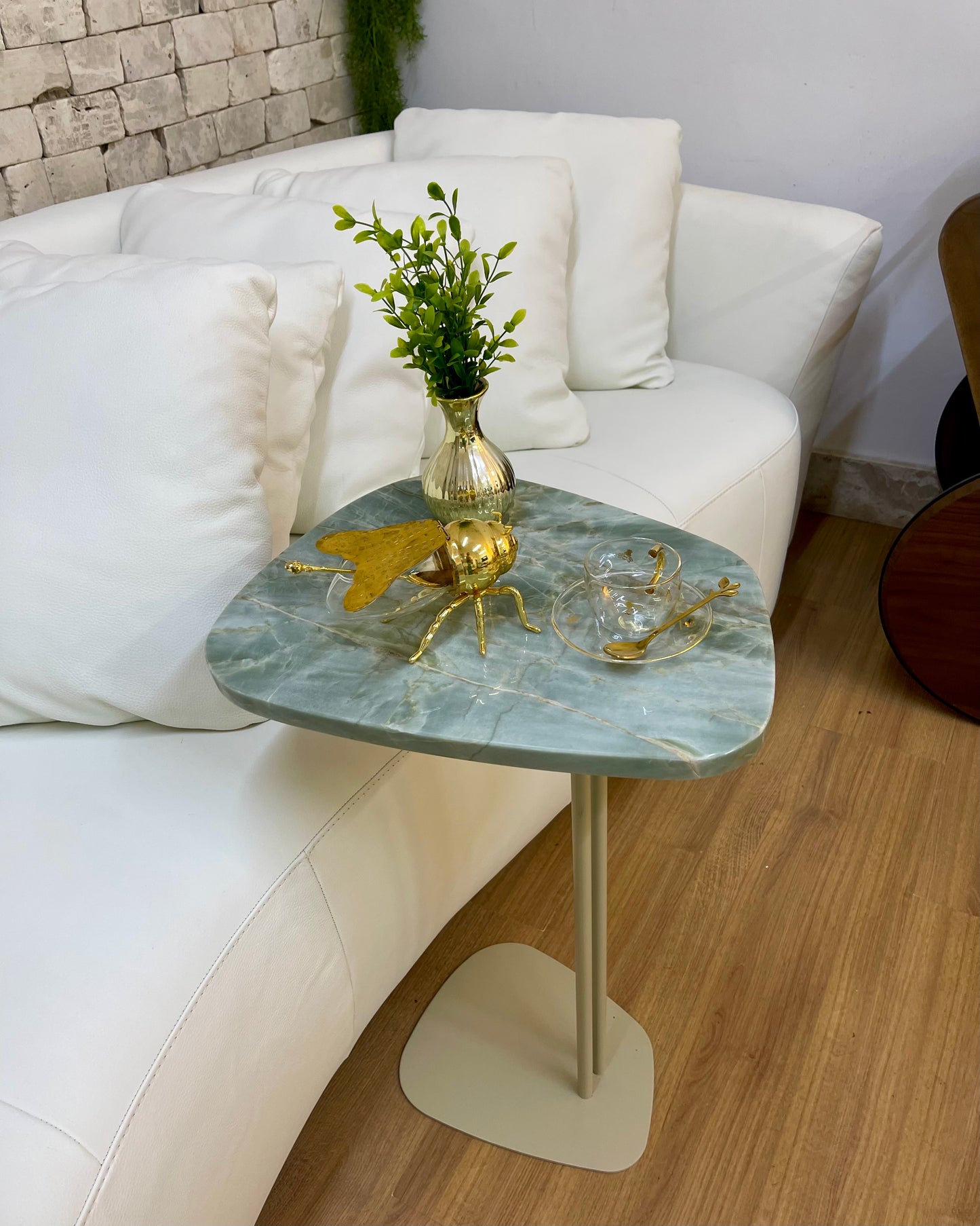 Linha Concha - Quartzito Verde Esmeralda (Polido) com Brilho - Base cor Bege