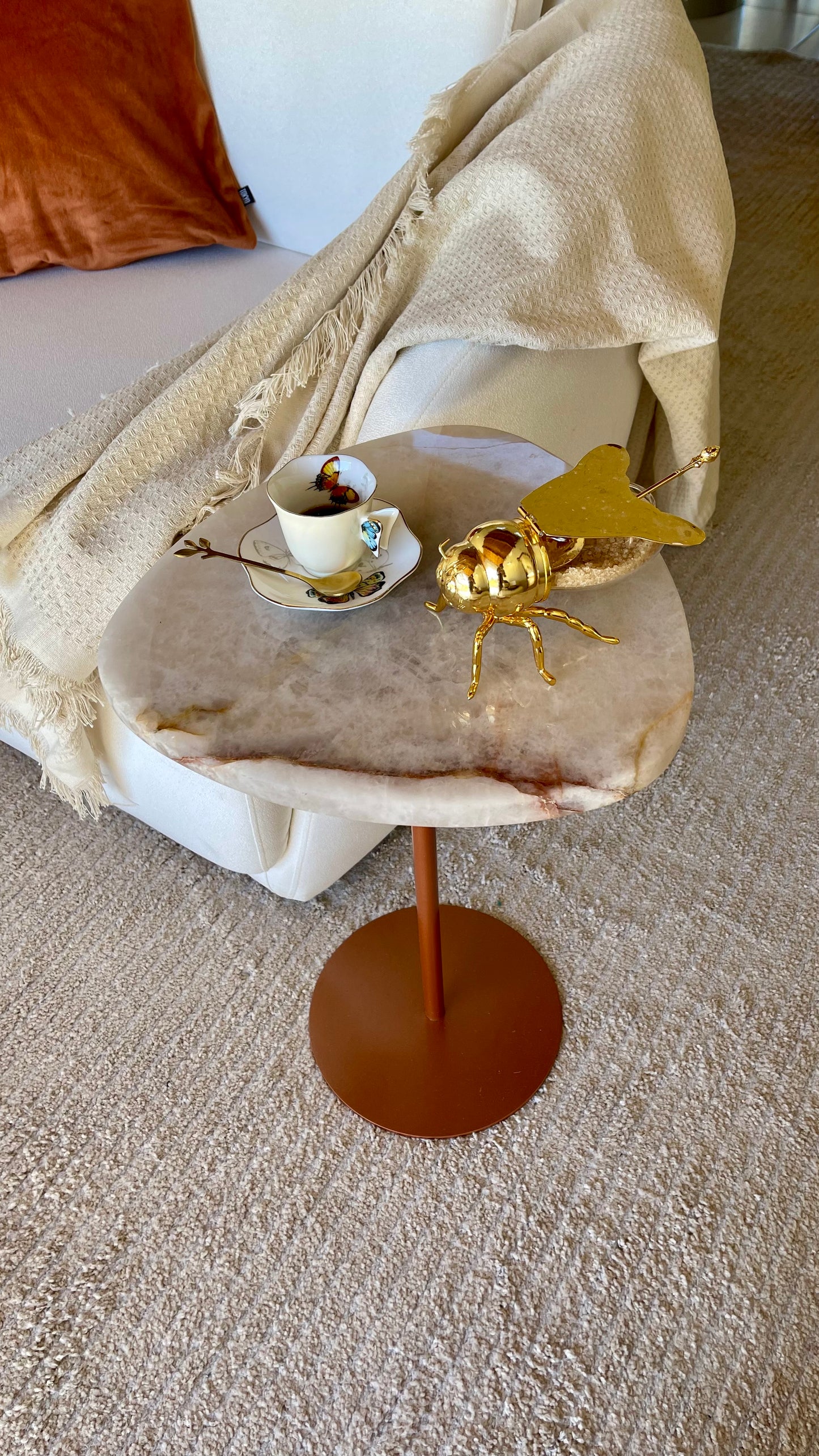 Mesa de Apoio - Linha Essencialle - Quartzito Cristallo Rose - Base cor Cobre Redonda