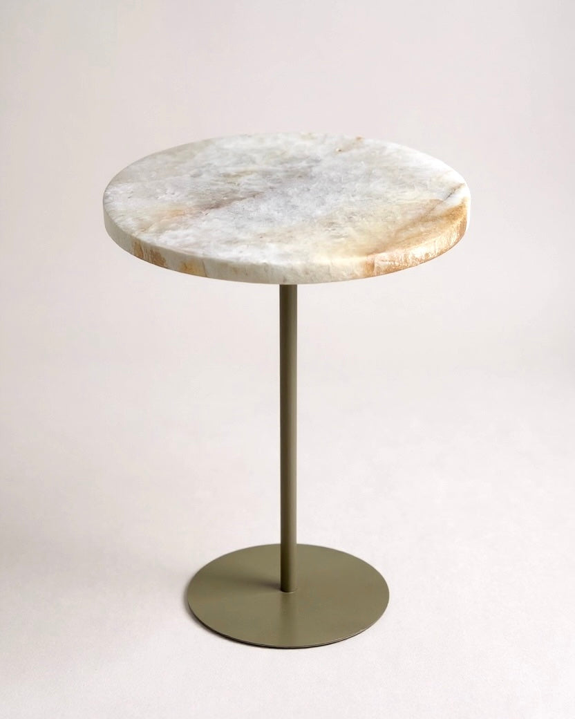 Linha Zera - Mesa de Apoio - Quartzito Cristallo Gold / Base cor Champanhe