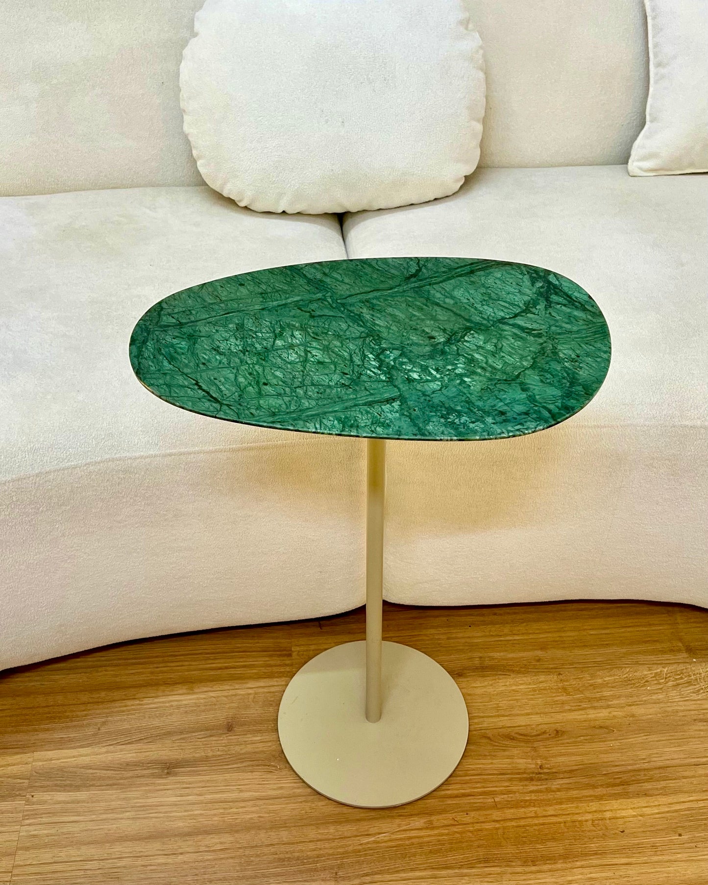 Mesa - Lateral Tulipa Mármore Verde Guatemala Sarinen - Base cor Bege