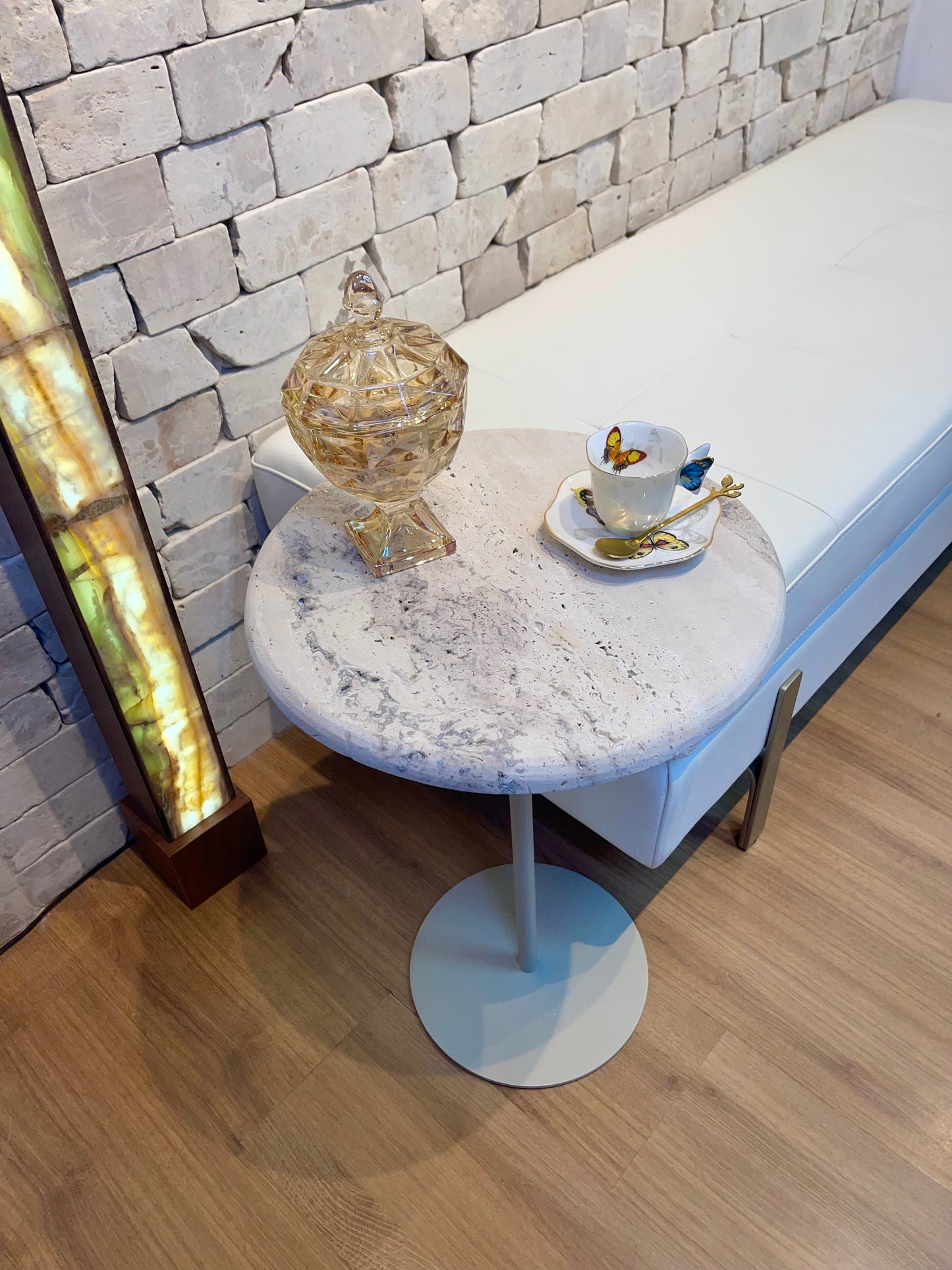 Mesa Lateral - Mármore Travertino Romano Legítimo - Linha Zera - Base cor Capuccino - Acabamento Abaulado