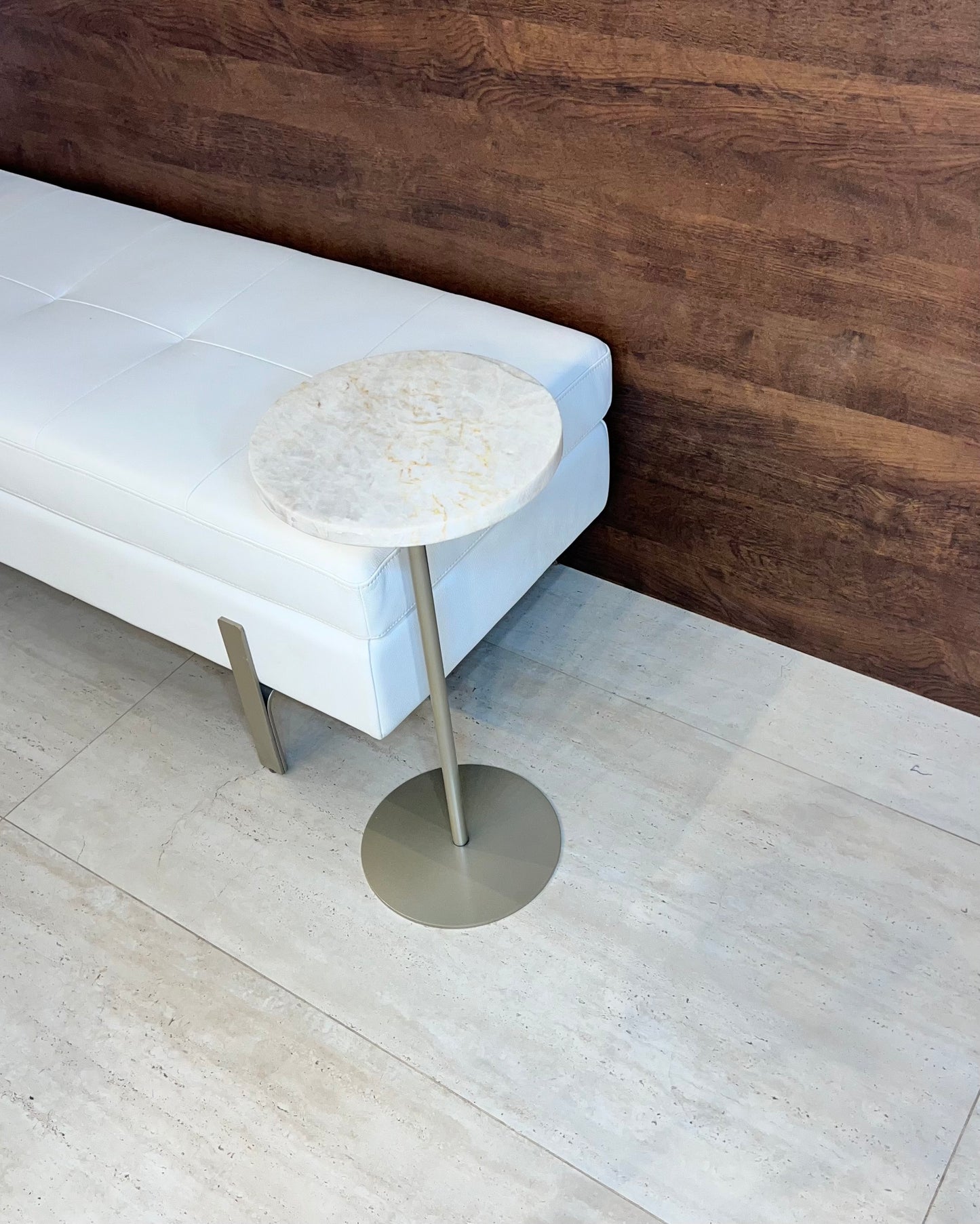 Mesa de Apoio - Quartzito Perla Santana / Base cor Champanhe