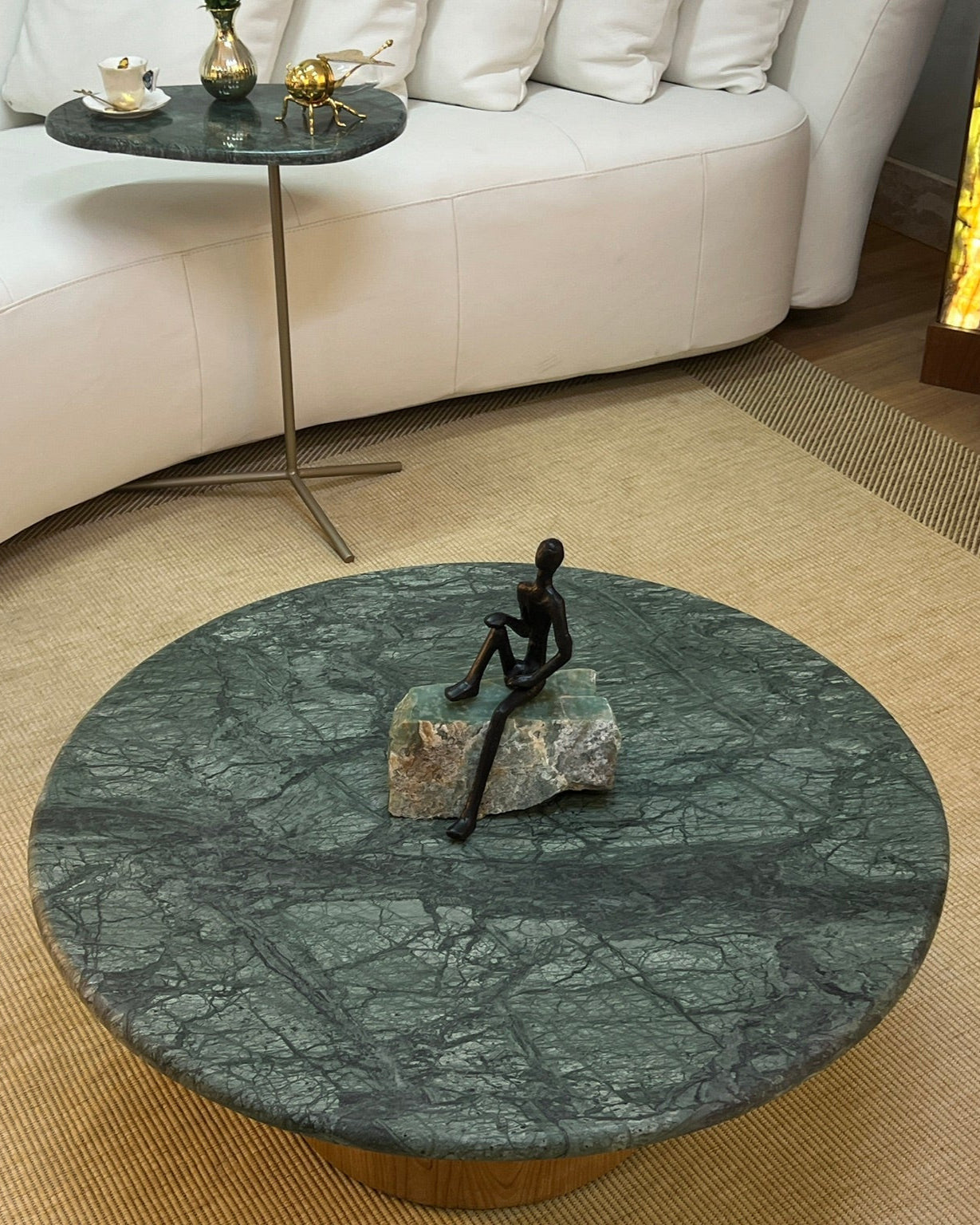 Mesa de Centro - Malbec Dallas Mármore Verde Guatemala - Textura do Tampo Levigado (Fosco sem Brilho) Base Cilindrica Grande