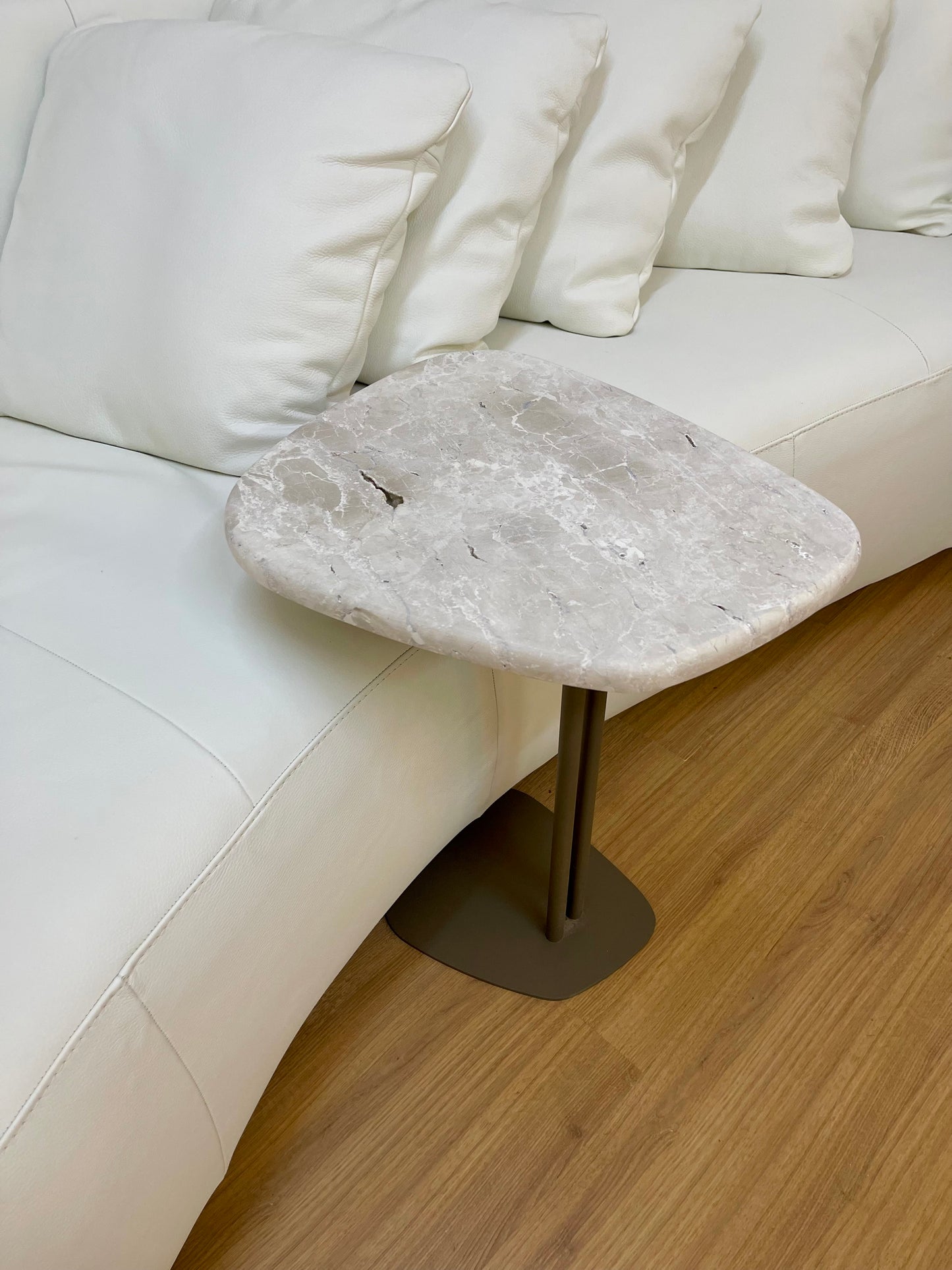 Linha Concha - Mármore Travertino White Cream - Textura Levigado (Sem Brilho) - Base Cor Fendi