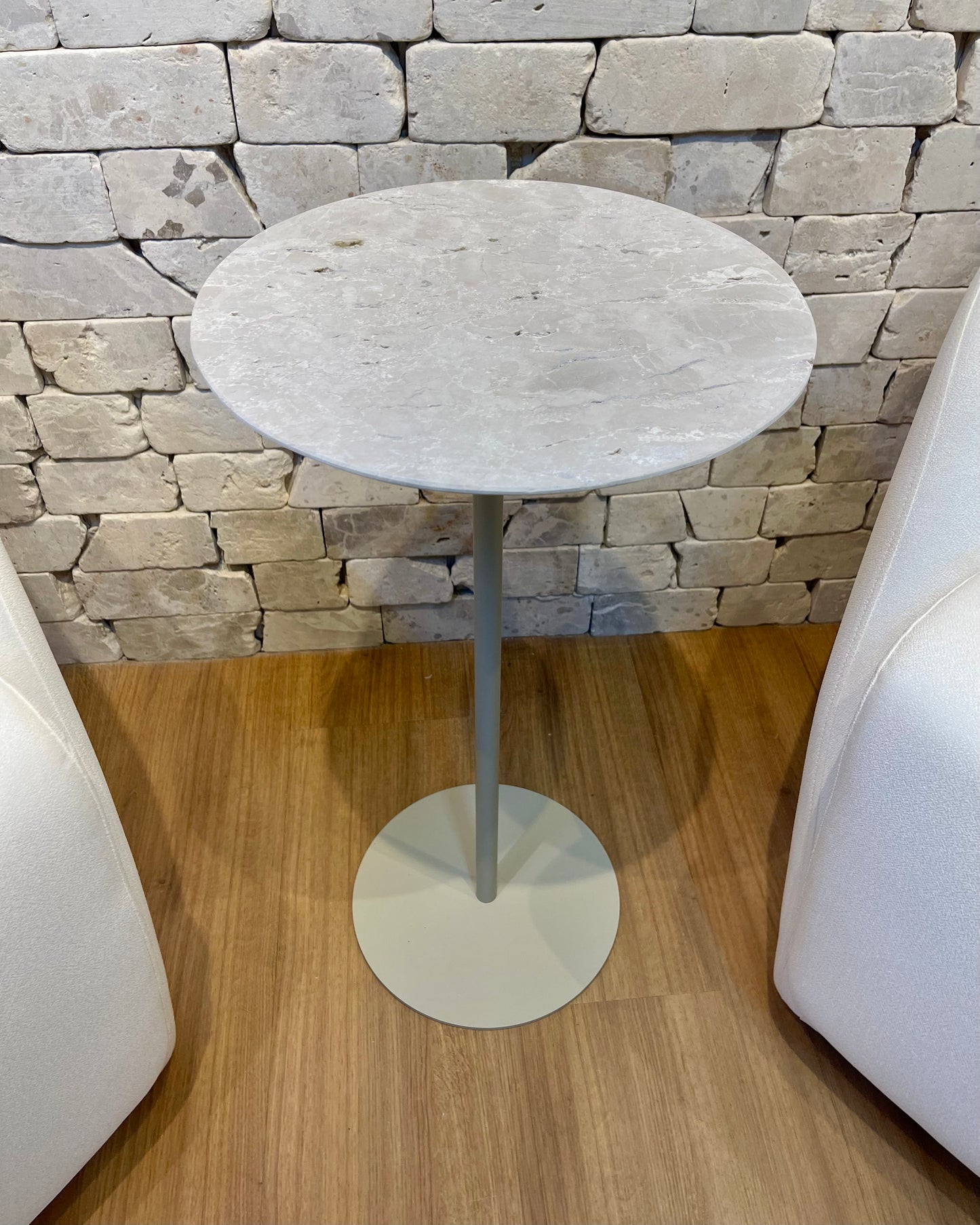 Linha Zera - Mármore Travertino White Cream Com Acabamento da Boda Sarinen - Base cor Bege