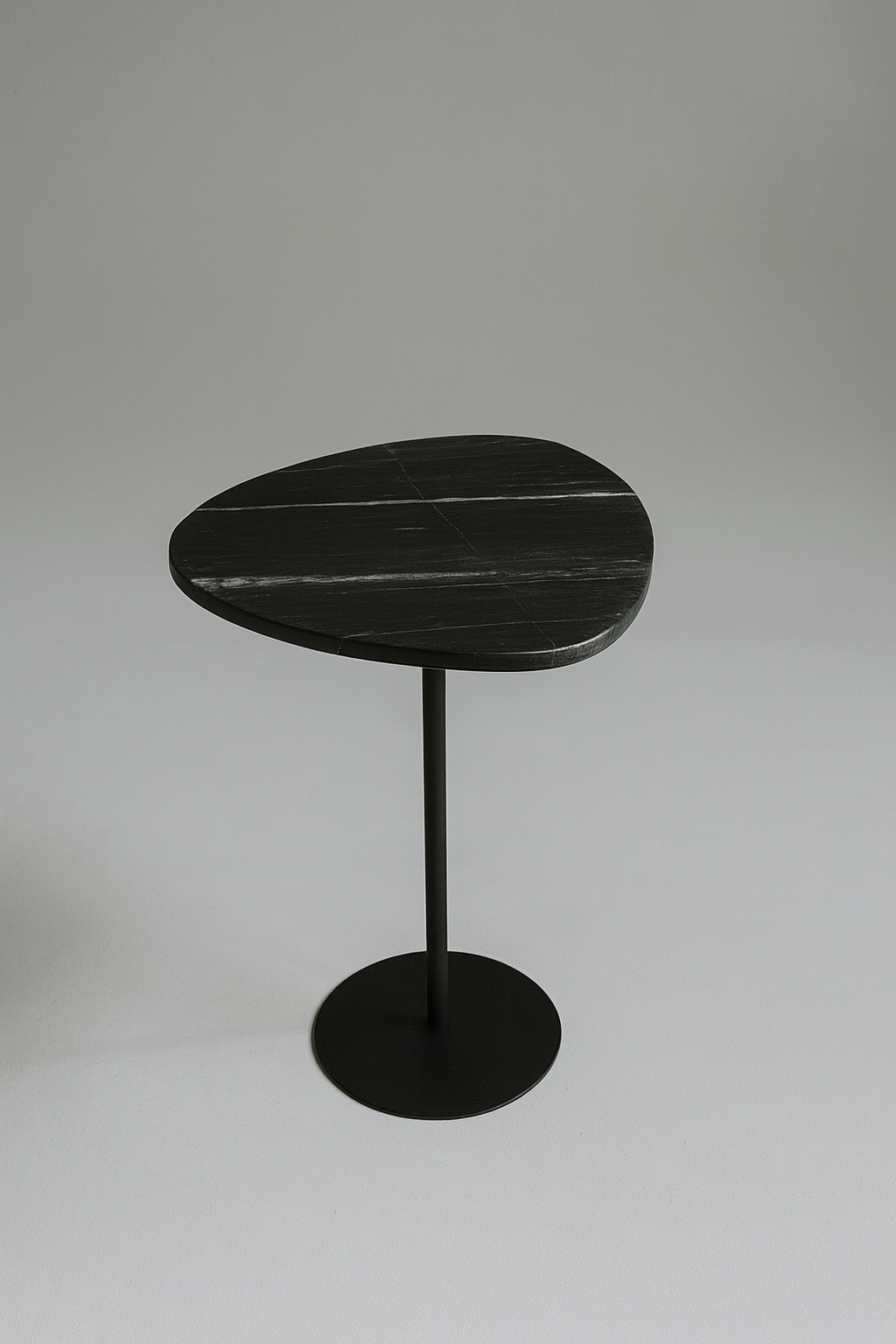 Mesa de Apoio - Linha Essencialle - Mármore Nero Striatto - Base cor Preta Redonda
