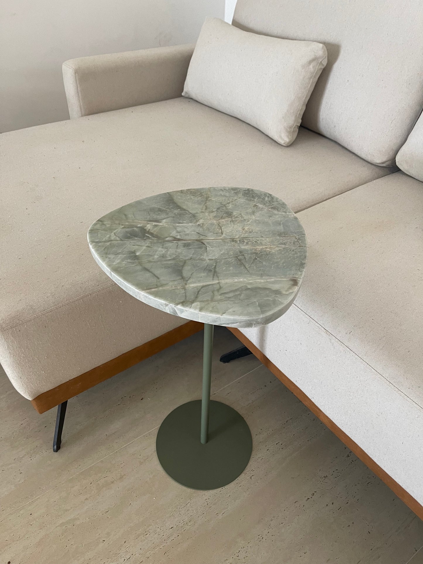 Mesa de Apoio - Linha Essencialle - Quartzito Verde Guatemala - Base cor Verde Redonda