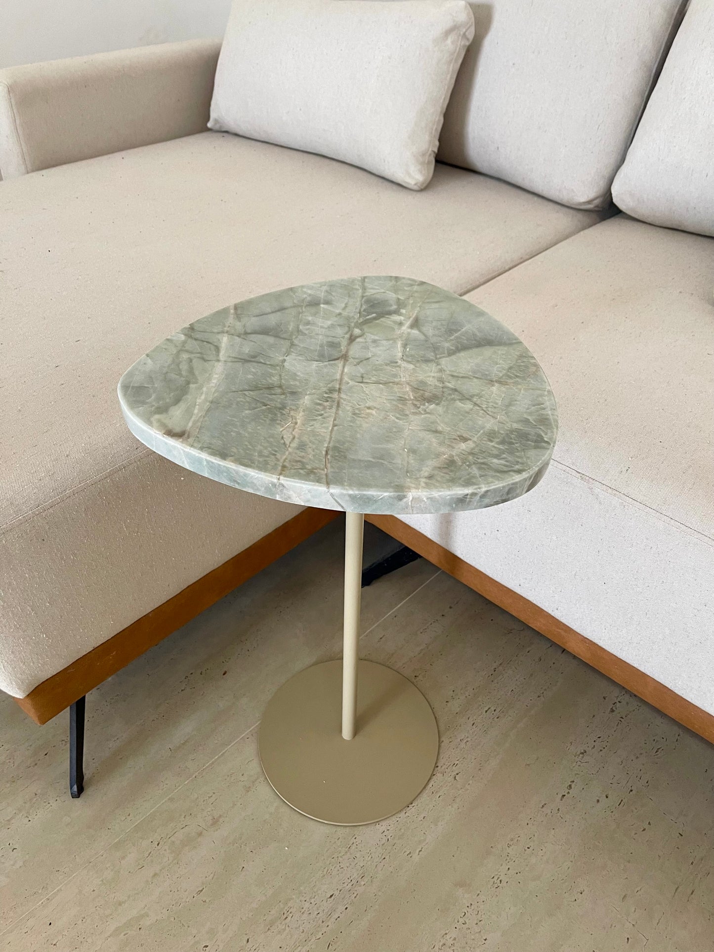 Mesa de Apoio - Linha Essencialle - Quartzito Verde Esmeralda - Base cor Bege Redonda