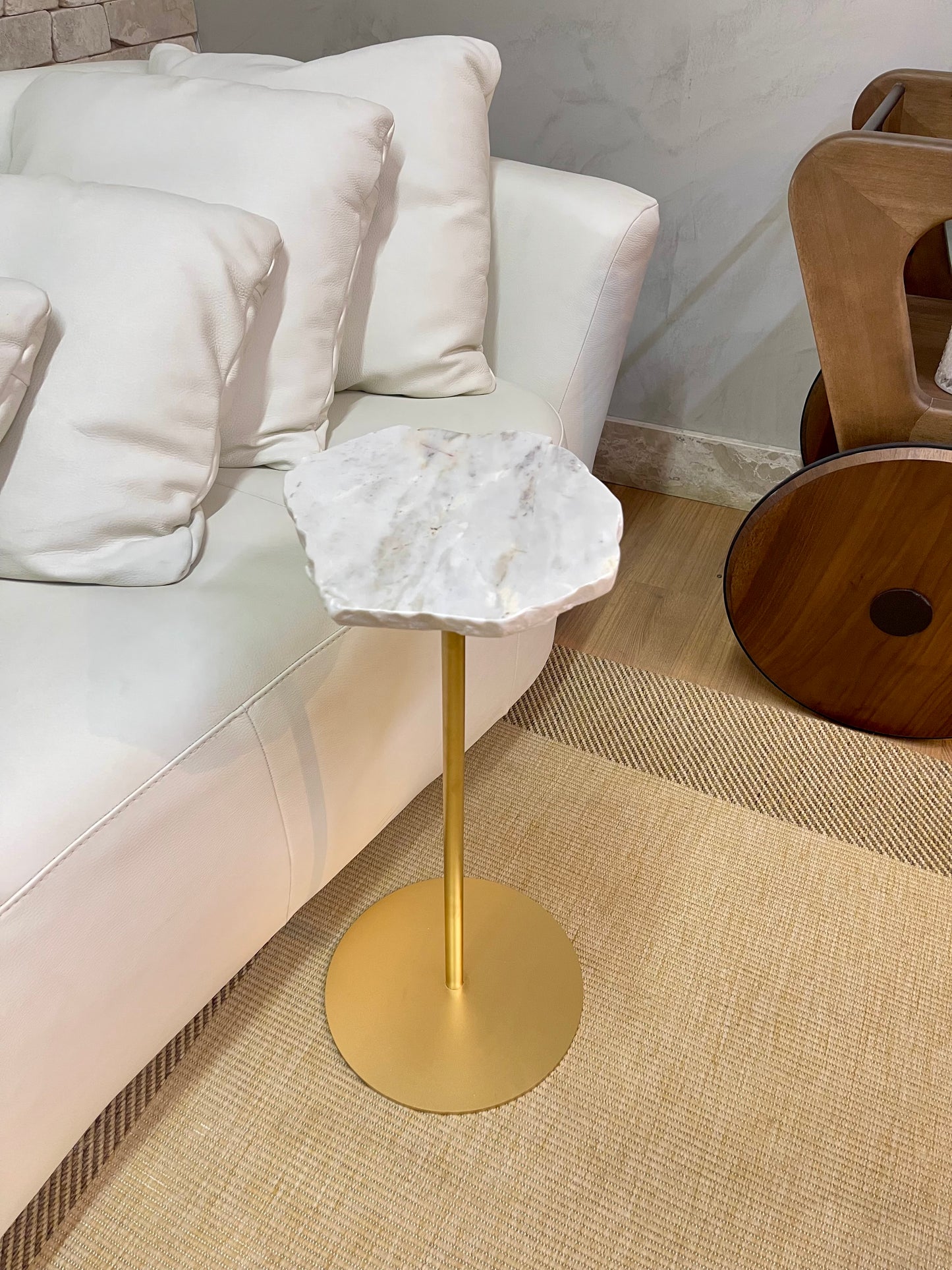 Mesa Lateral Zera Pétit - Mármore Calacatta (Polido) - Orgânica - Base cor Ouro
