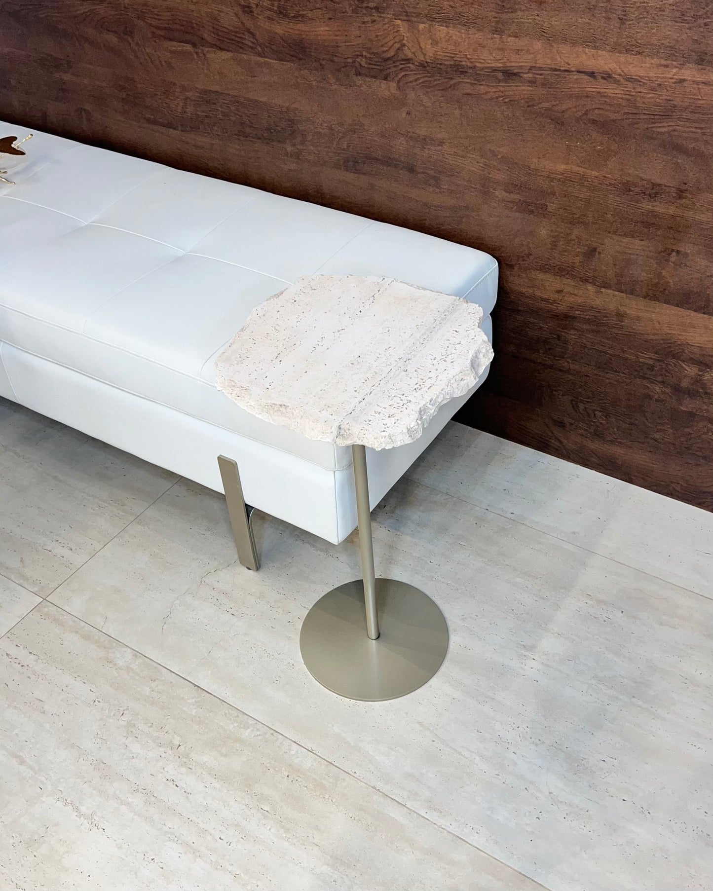 Mesa de Apoio- Mármore Travertino Romano Orgânica - Base cor Champanhe