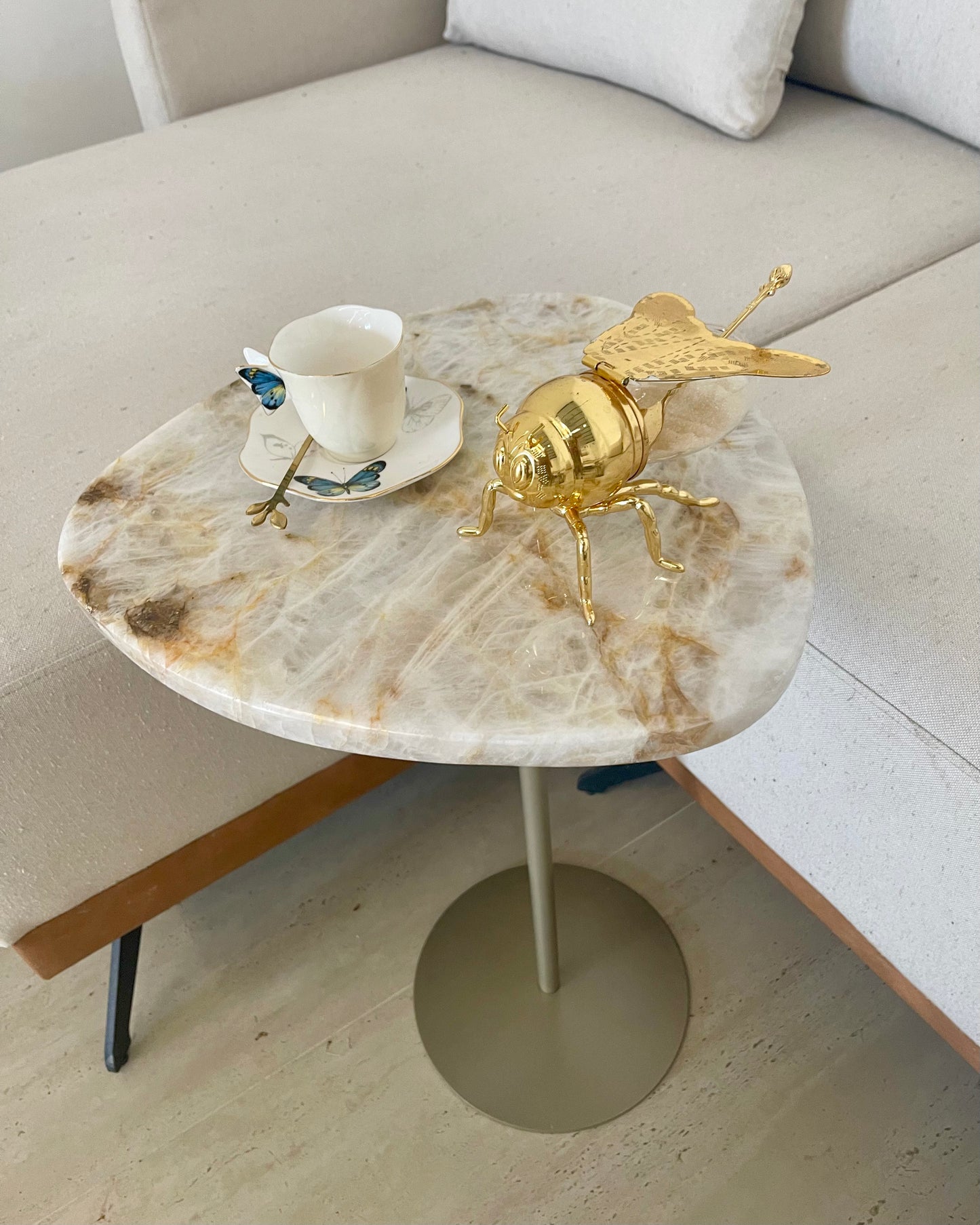 Mesa de Apoio - Linha Essencialle - Quartzito Cristallo Gold- Base cor Champanhe Redonda