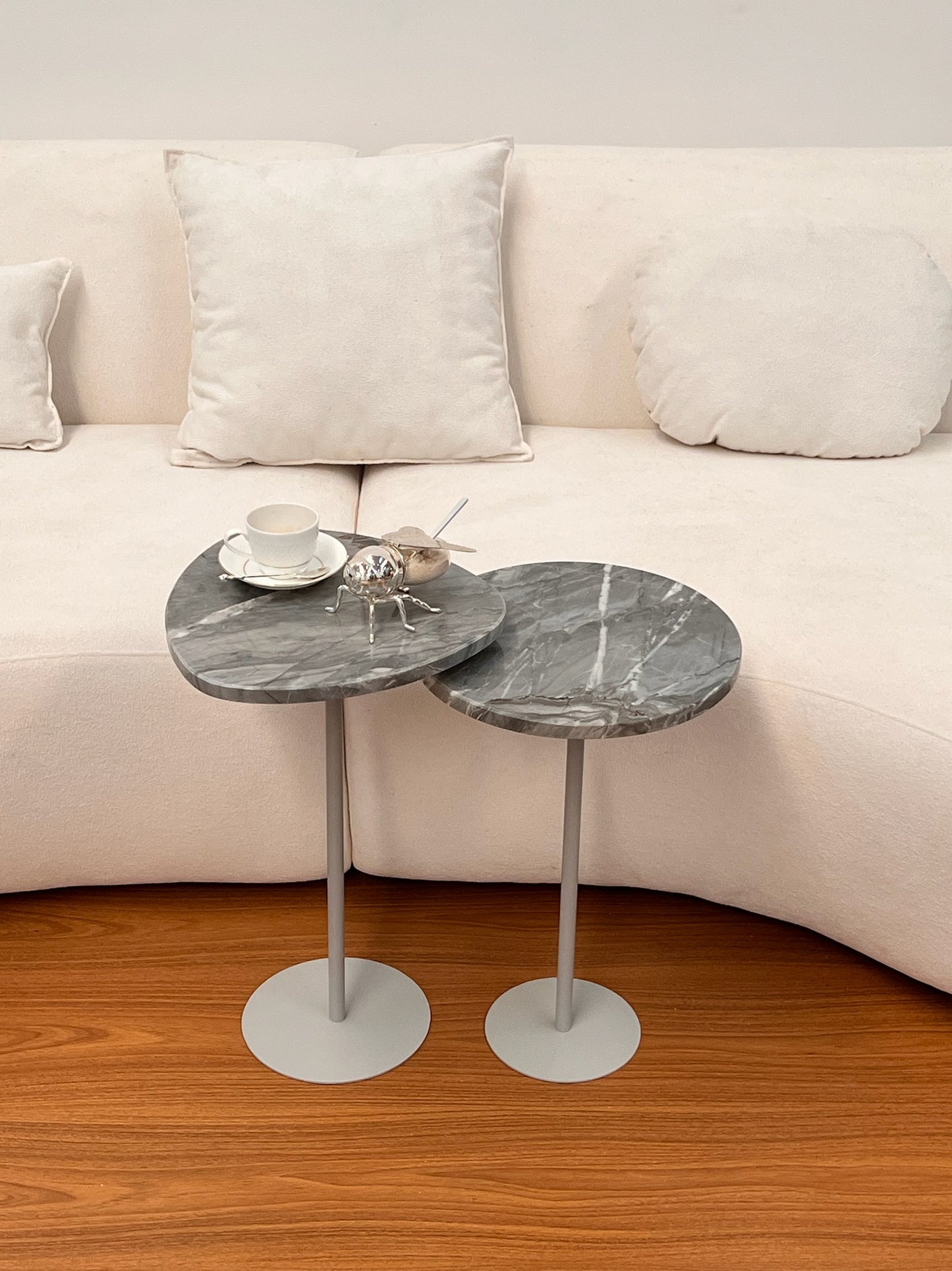 Dupla de Mesas de Apoio - Mármore Grigio Vulcano - Base cor Cinza 2 mesas 60 e 55 Cm