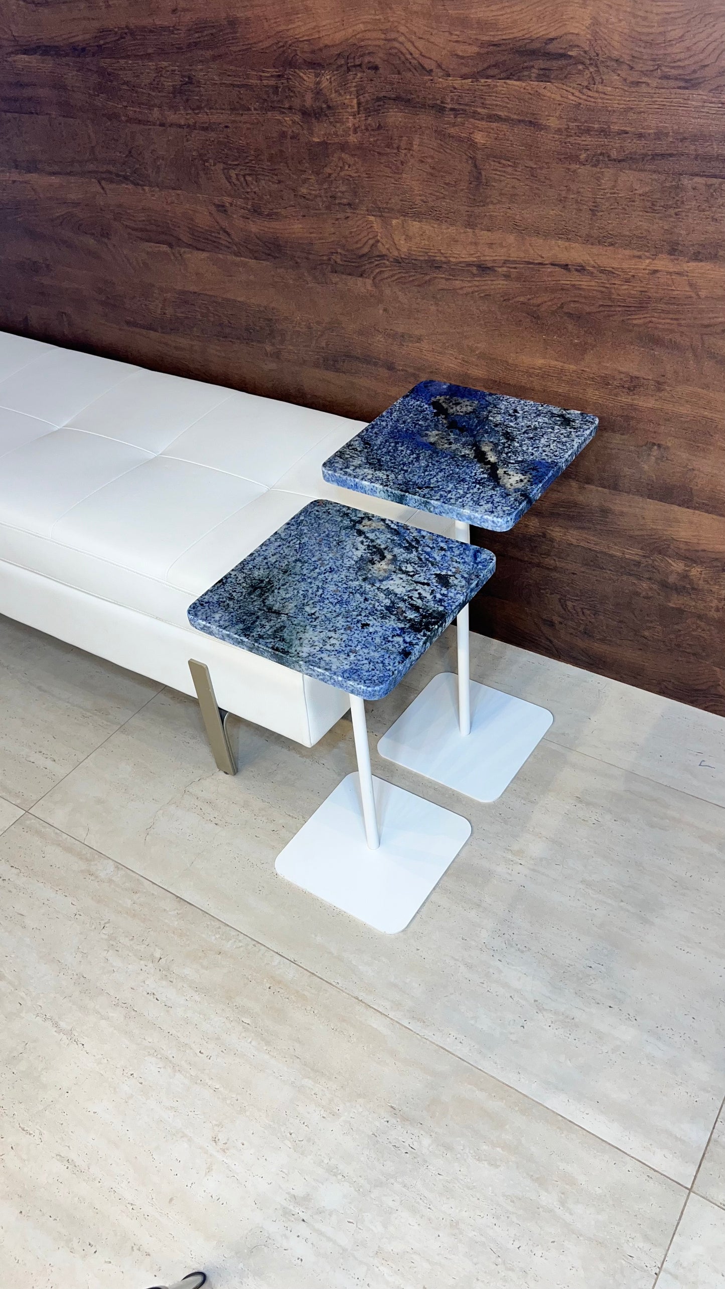 Dupla Mesas de Apoio - Azul Raríssimo - 55 e 60 Cm - Base cor Branca / Peças Únicas/