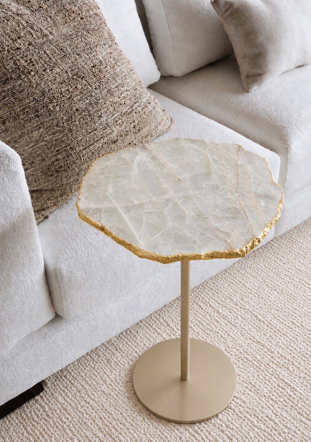 Mesa de Apoio Orgânica - Önix Cristallo Translúcido Bordas Folha de Ouro 24k | Base cor Champanhe