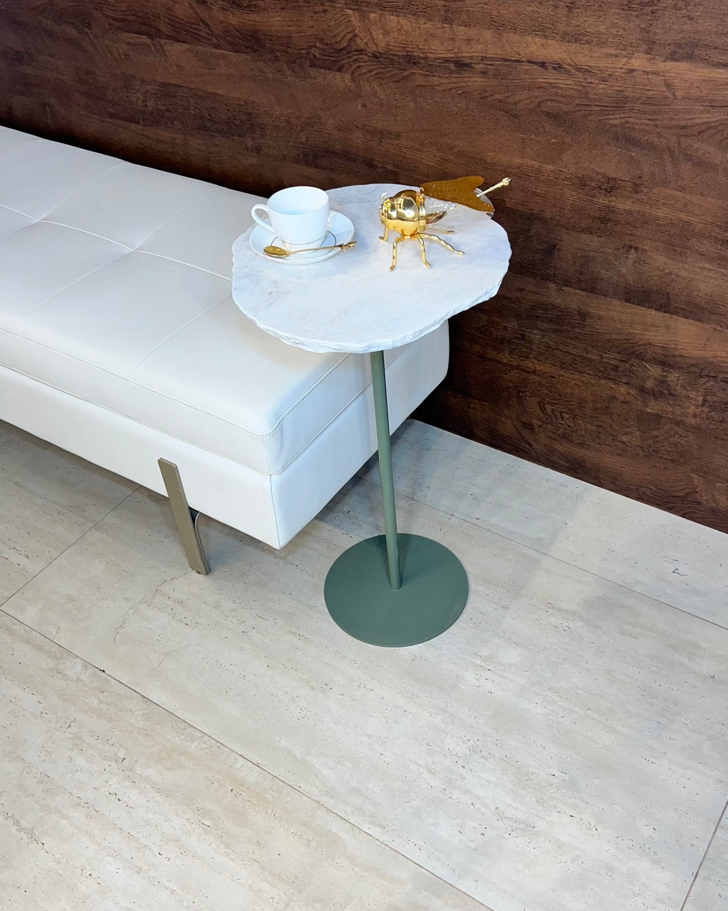 Mesa Lateral - Orgânica Mármore Calacatta - Base cor Verde