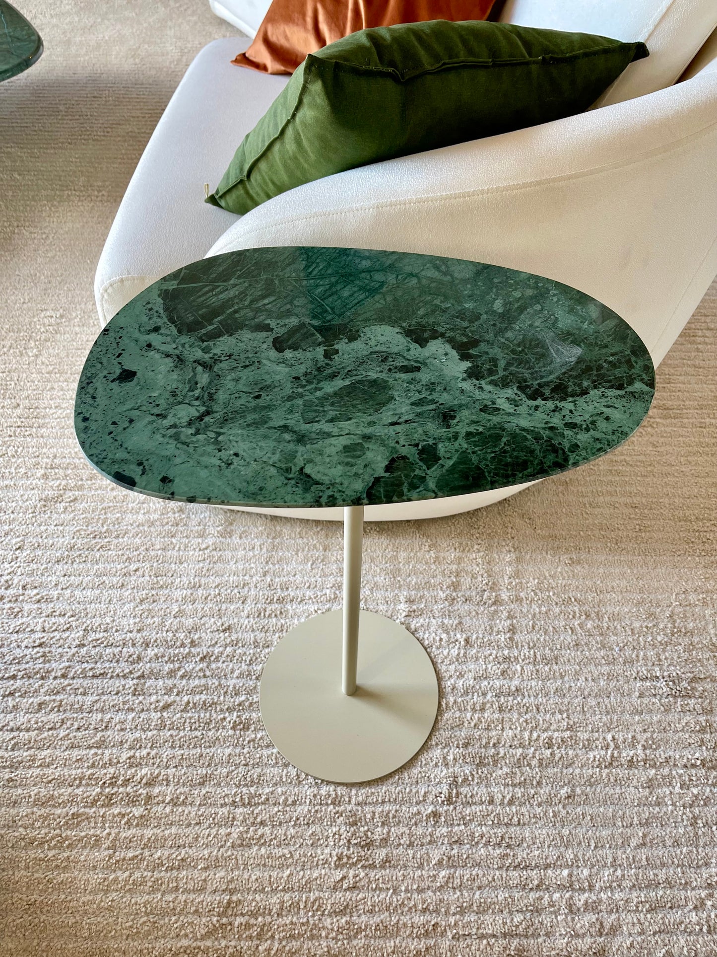 Mesa - Lateral Tulipa Mármore Verde Guatemala Sarinen - Base cor Bege