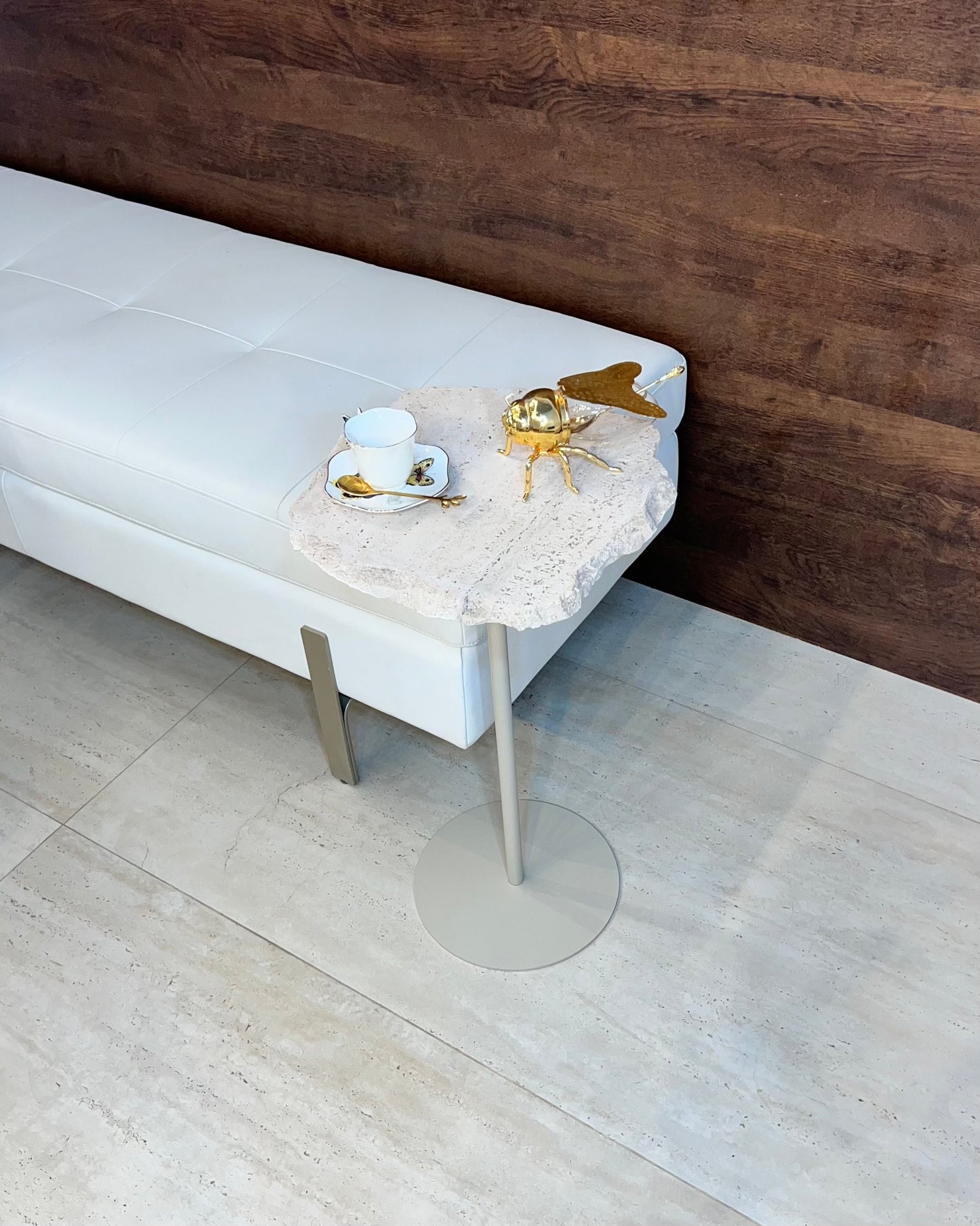 Mesa de Apoio - Mármore Travertino Romano Orgânica - Base cor Bege