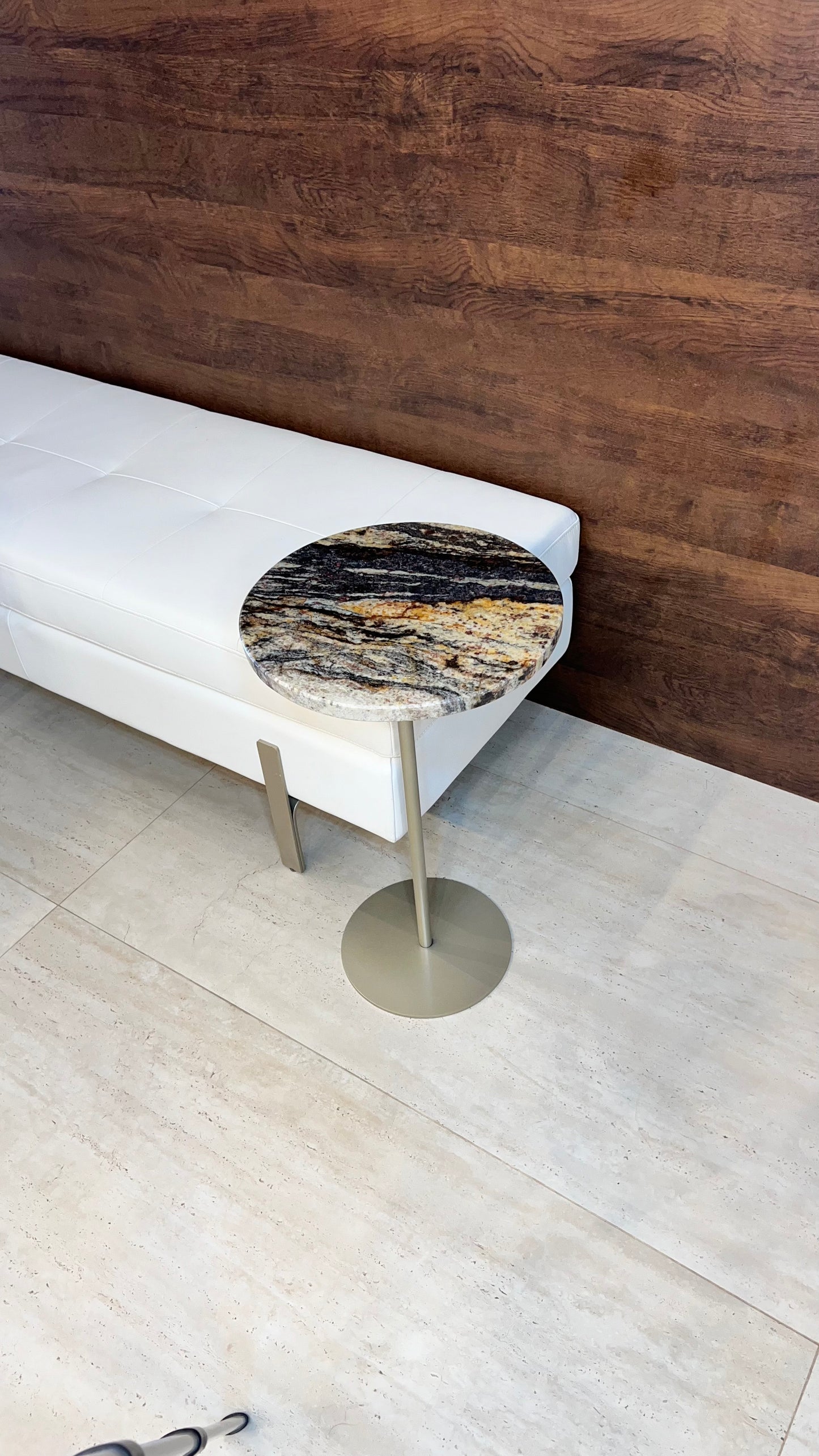 Mesa de Apoio - Linha Zera Granito Golden Galaxy - Base cor Champanhe
