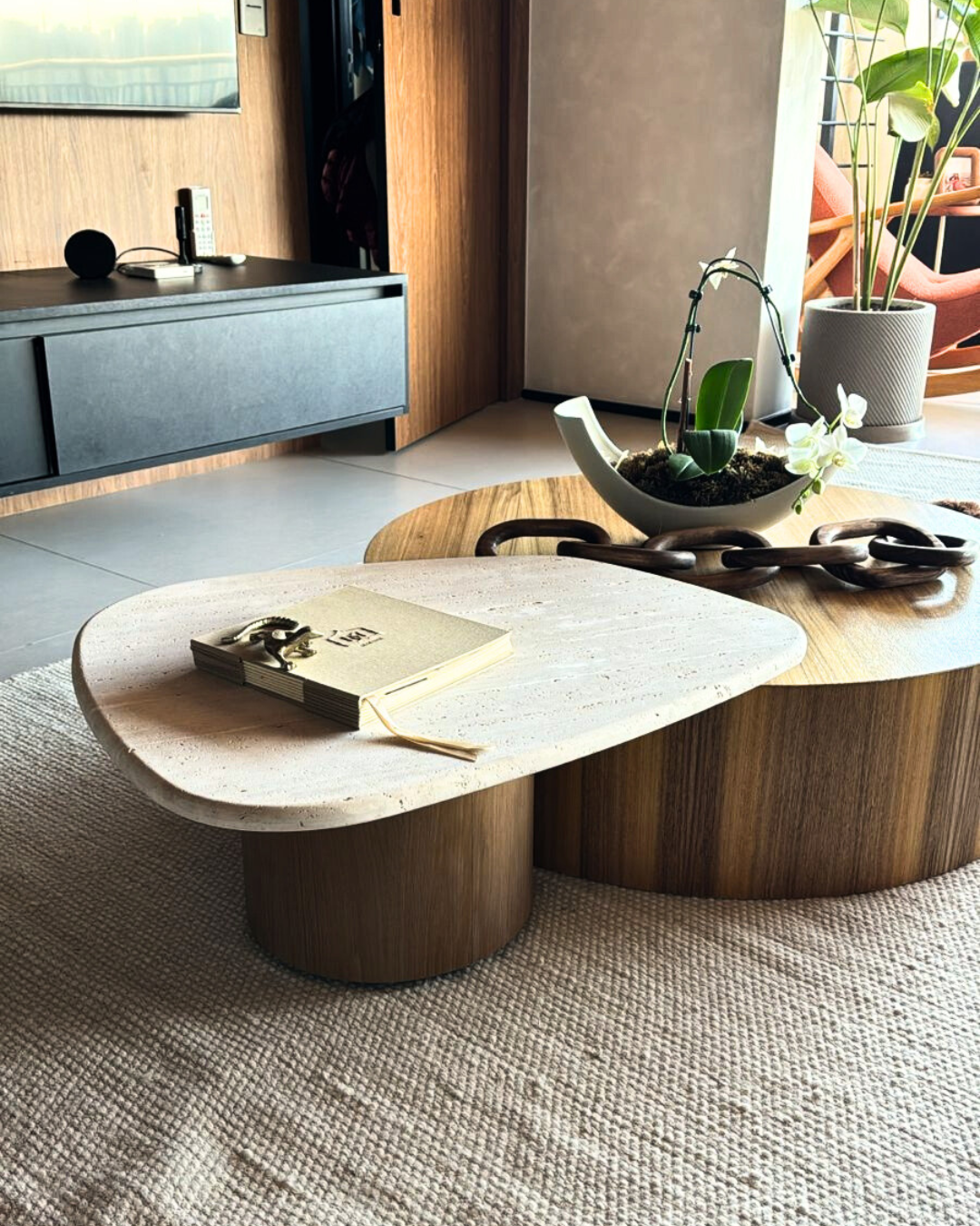 Mesa de Centro - Concha Mármore Travertino Romano Legítimo - Base Cilindro Grande