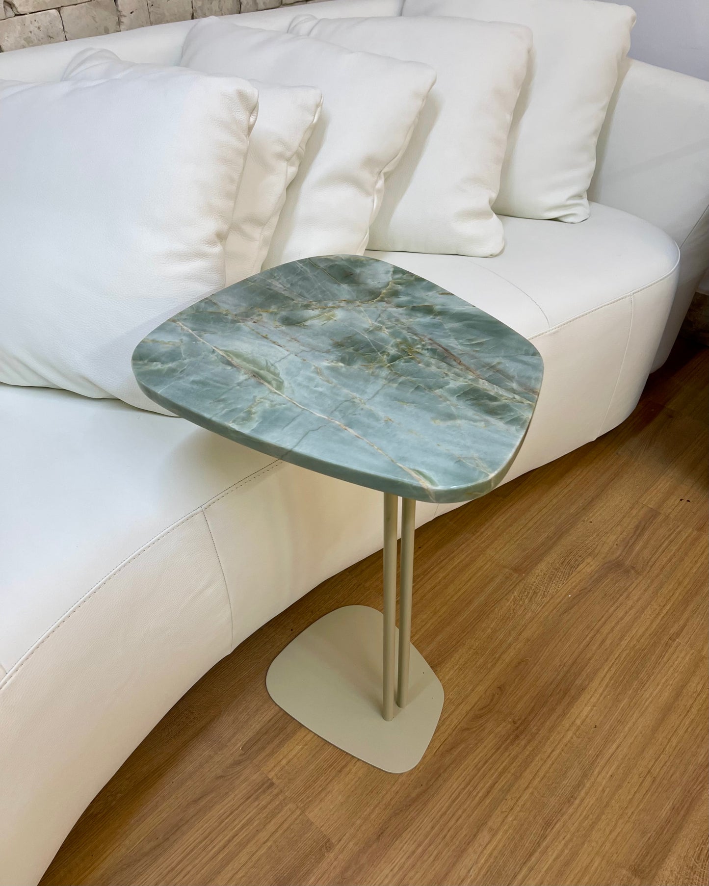Linha Concha - Quartzito Verde Esmeralda (Polido) com Brilho - Base cor Bege