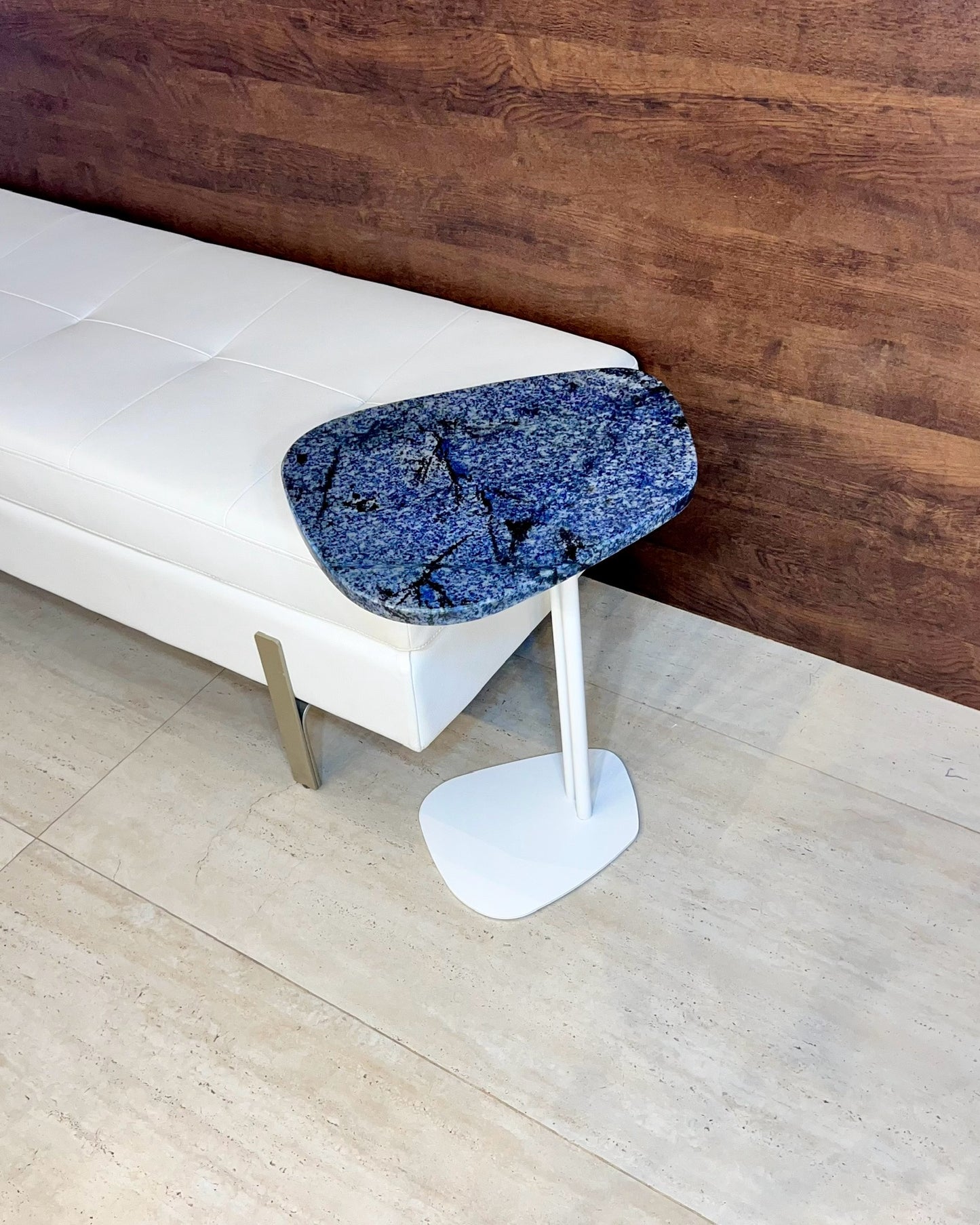 Mesa Lateral Concha - Mármore Azul Raríssimo - Base cor Branca / 60 Cm de Altura/ Peça Única