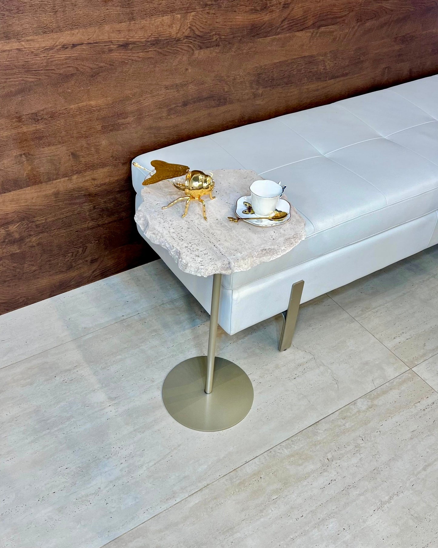 Mesa de Apoio- Mármore Travertino Romano Orgânica - Base cor Champanhe