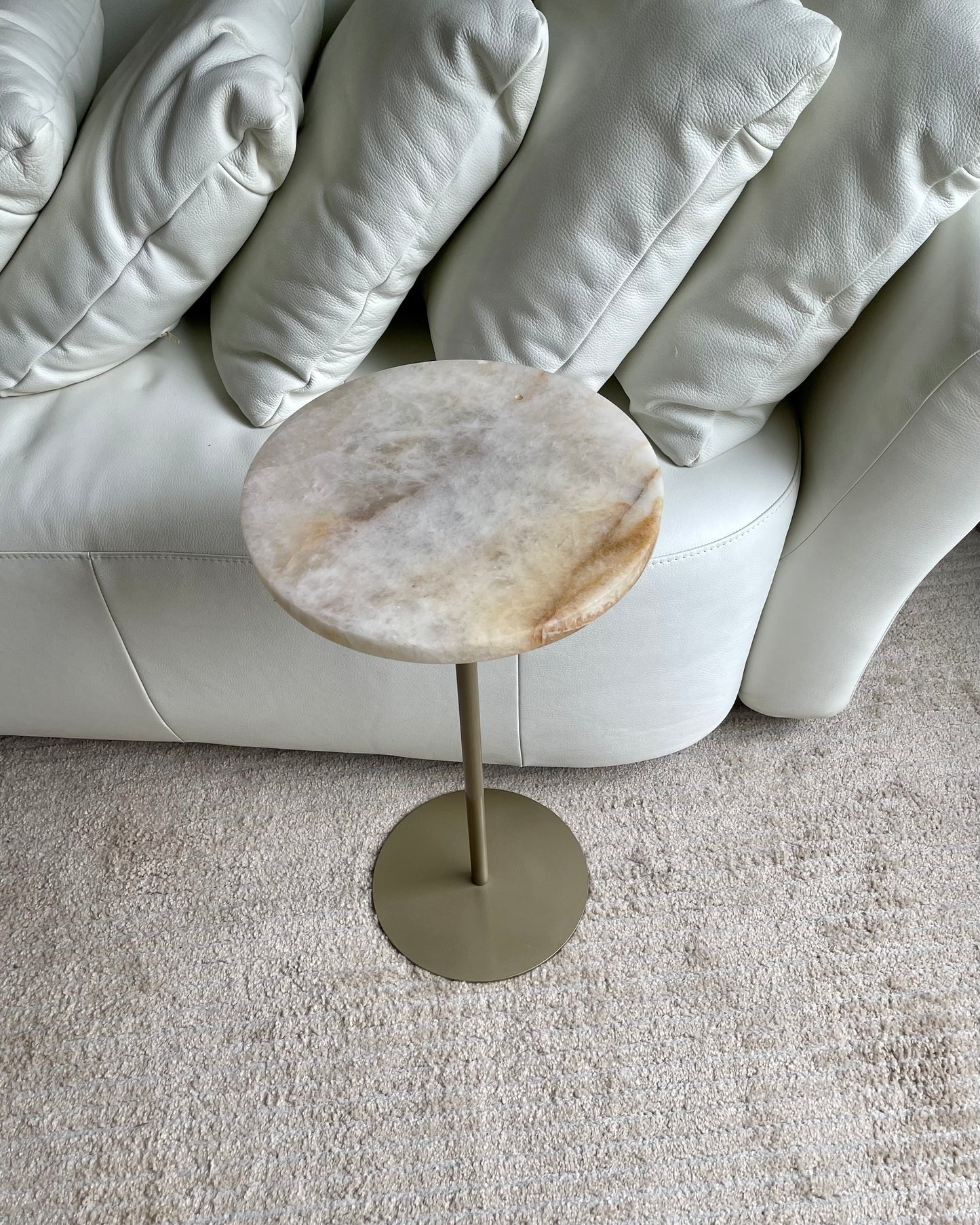 Linha Zera - Mesa de Apoio - Quartzito Cristallo Gold / Base cor Champanhe