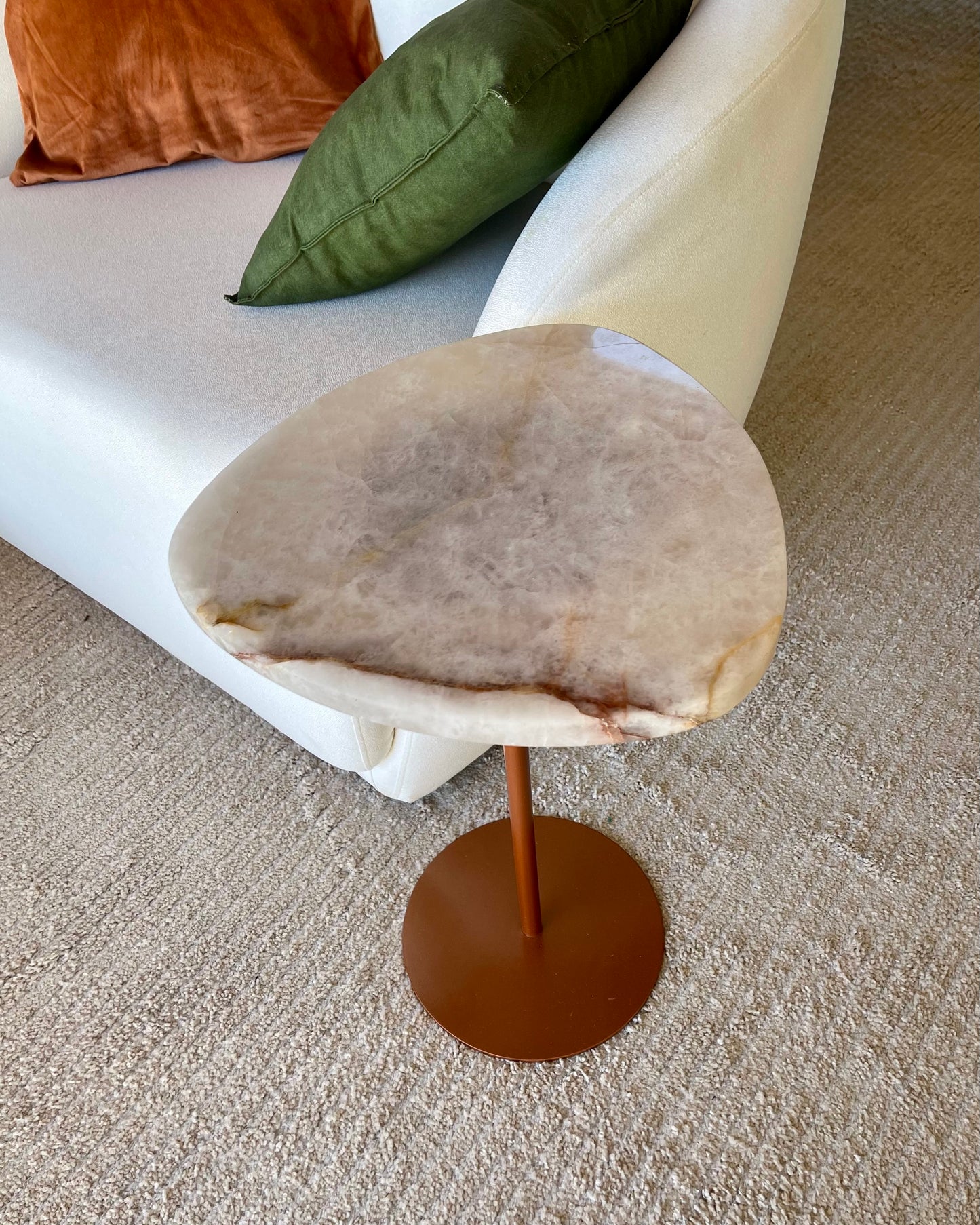 Mesa de Apoio - Linha Essencialle - Quartzito Cristallo Rose - Base cor Cobre Redonda